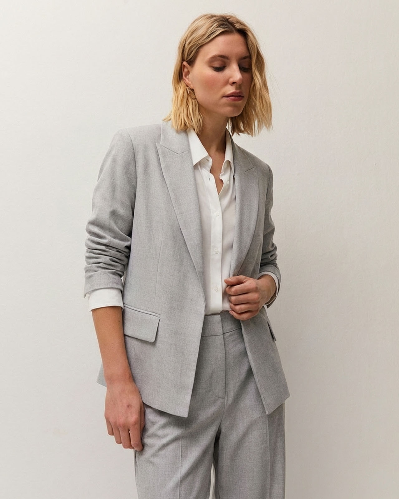System Action - Blazer fluida de mujer con cuello de solapa y manga larga.