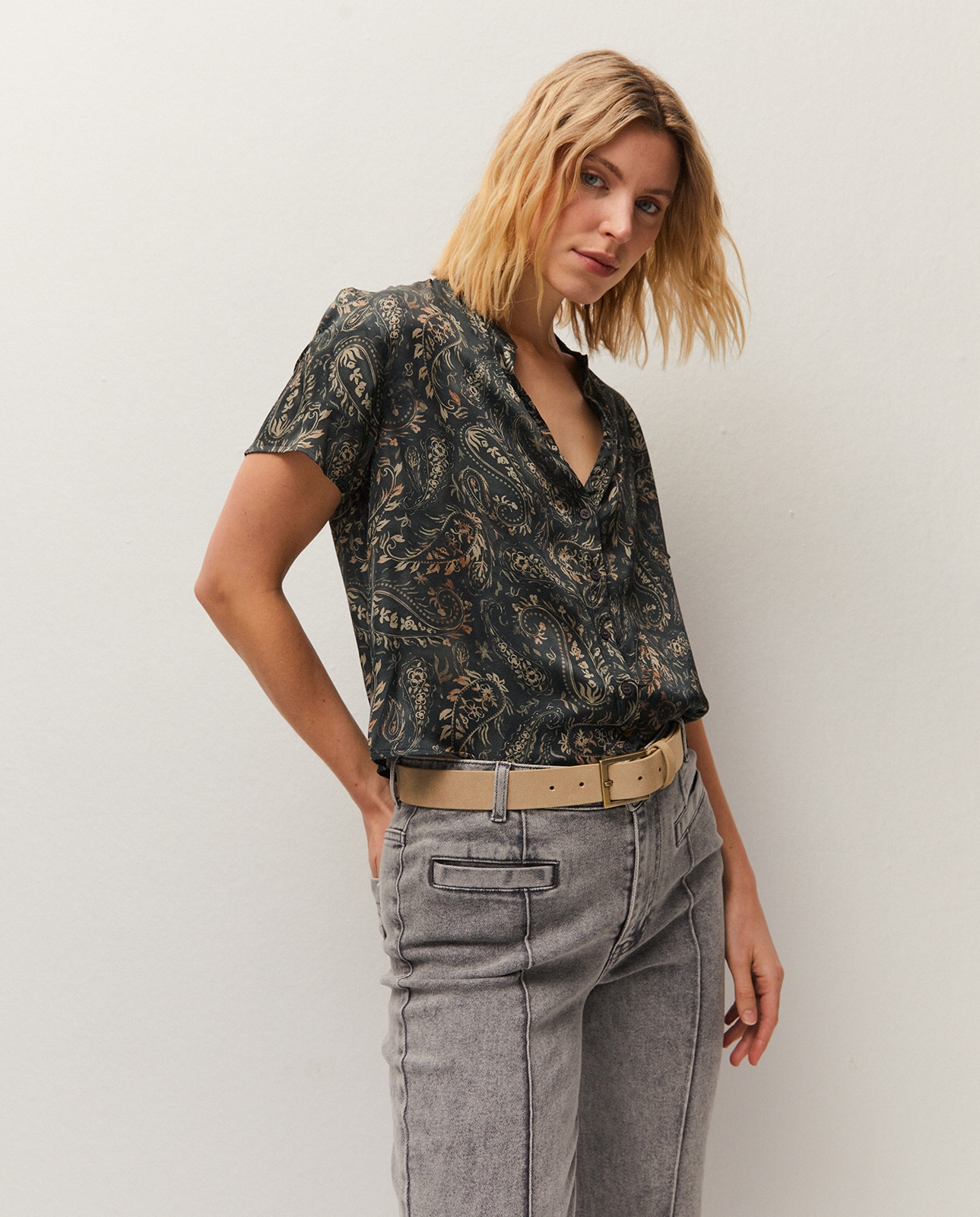 System Action - Camisa de mujer con estampado y escote mao.