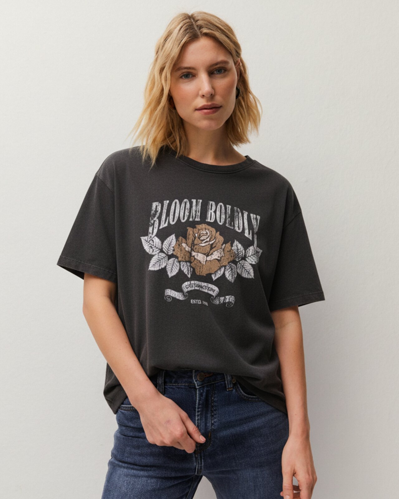 System Action - Camiseta de mujer con dibujo frontal y manga corta.