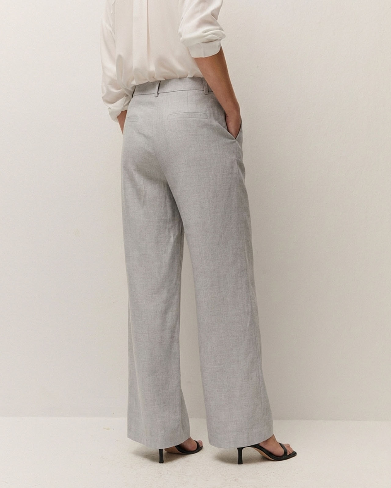 Pantalón fluido de vestir de mujer con pinzas en el delantero y bolsillos laterales - System Action - Gris claro Gris claro-2