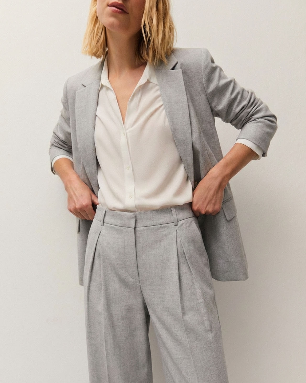 Pantalón fluido de vestir de mujer con pinzas en el delantero y bolsillos laterales - System Action - Gris claro Gris claro-4