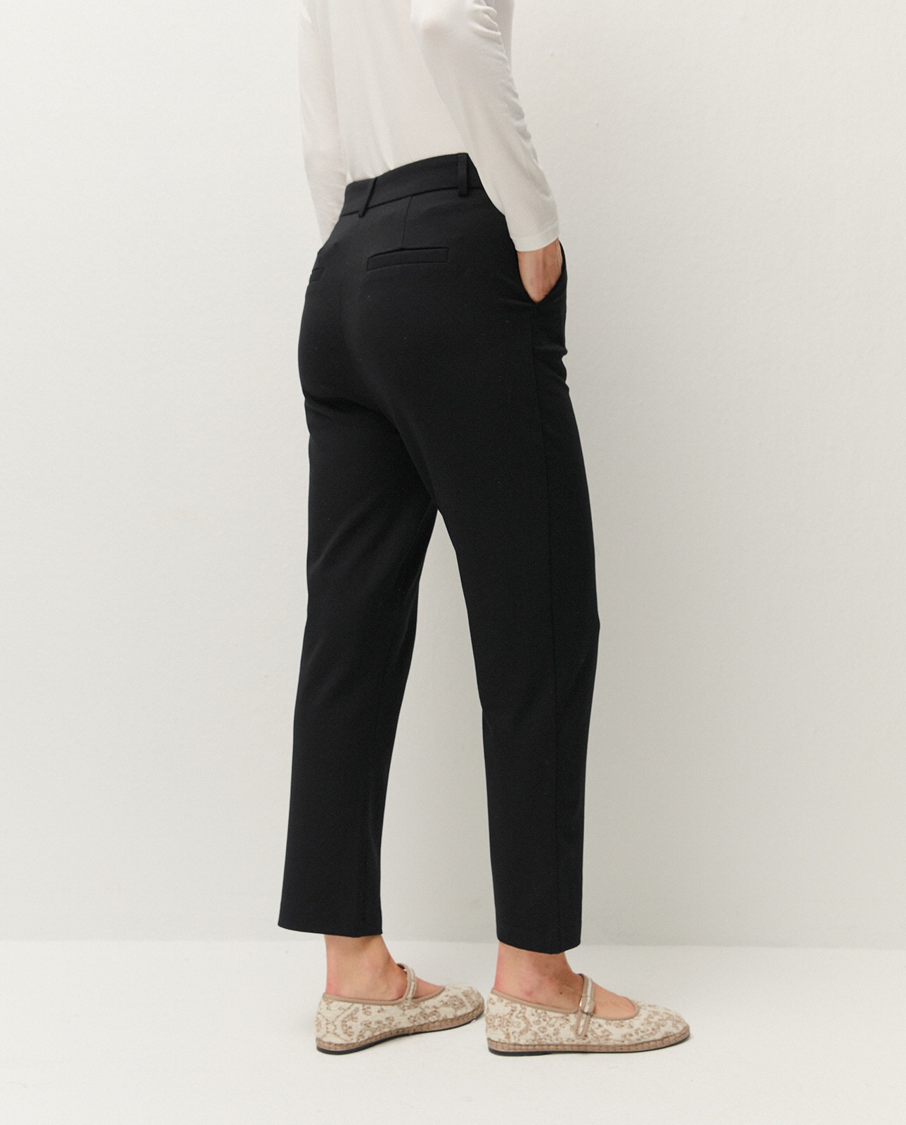 Pantalón fluido de vestir de mujer con pinzas en el delantero y bolsillos laterales - System Action - Negro Negro-2