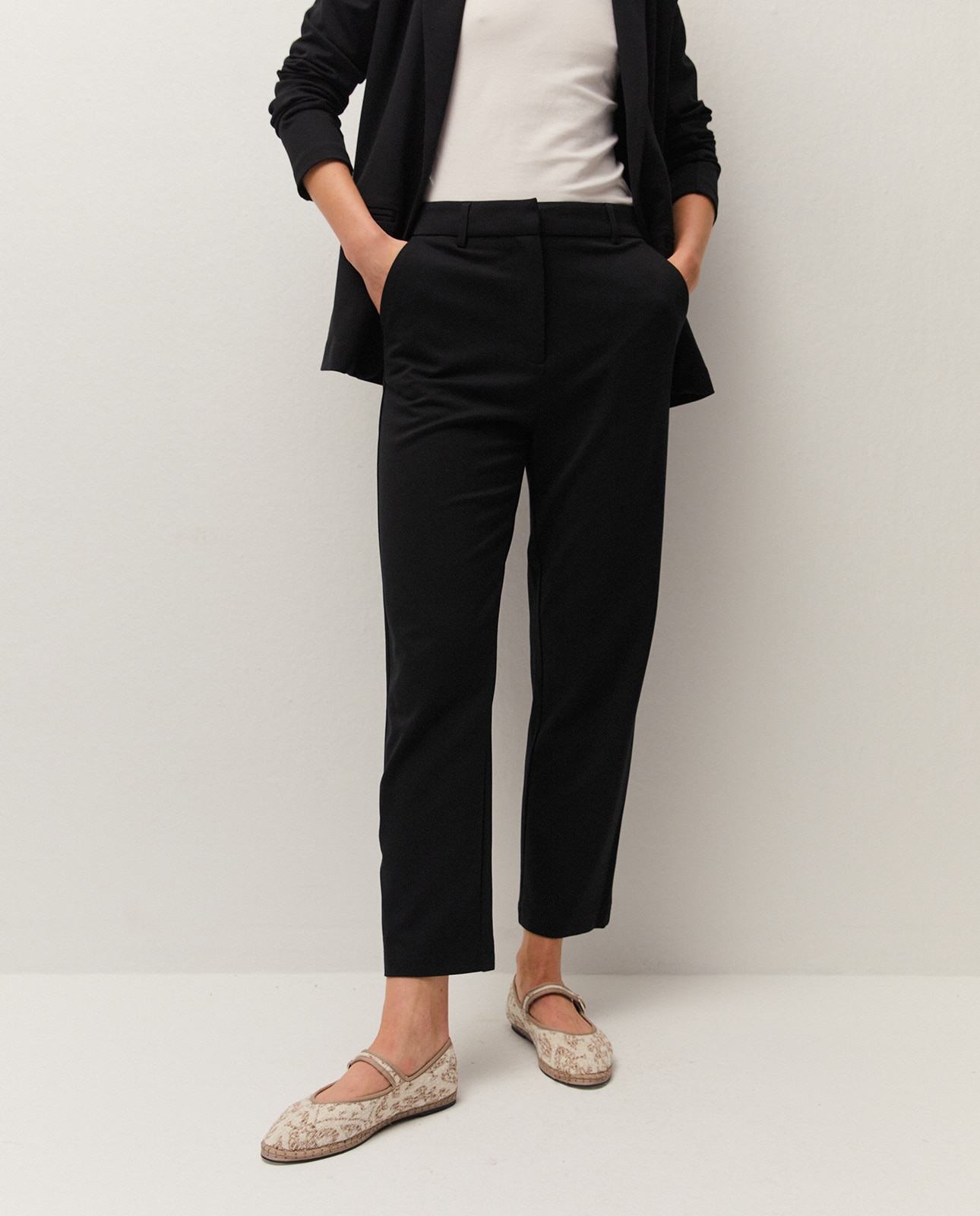Pantalón fluido de vestir de mujer con pinzas en el delantero y bolsillos laterales - System Action - Negro Negro-3