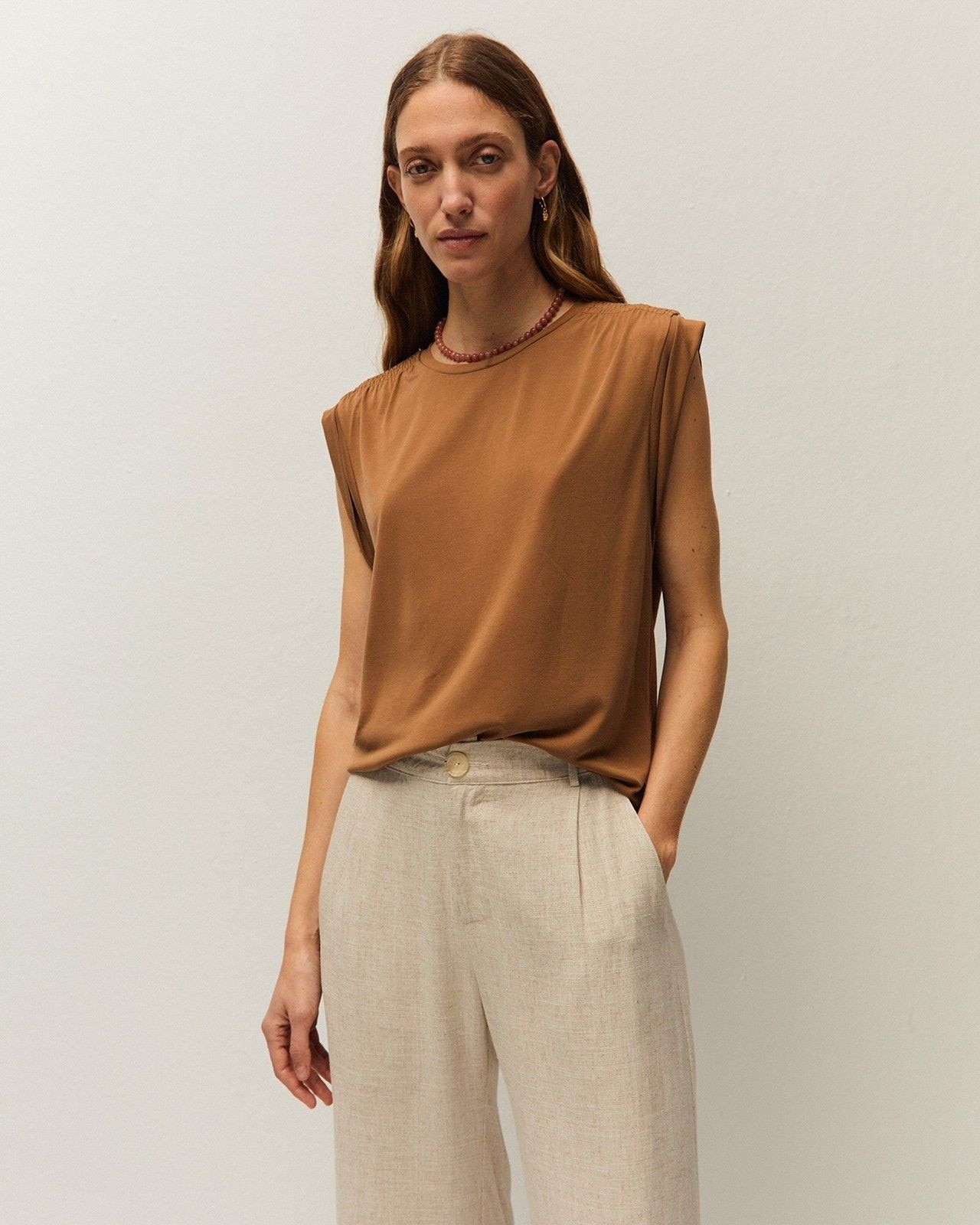 System Action - Camiseta de mujer en tejido modal con detalle en el hombro.