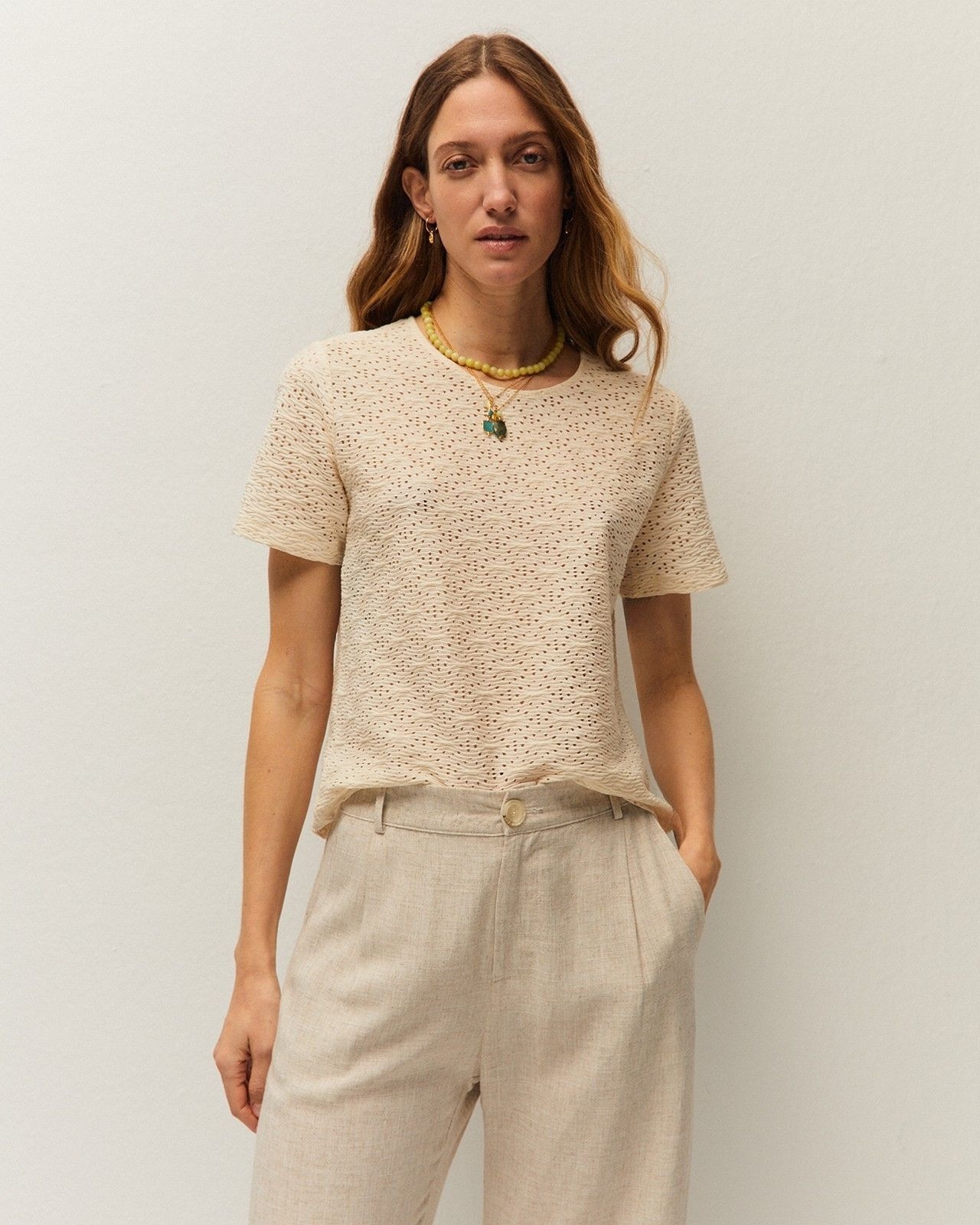 System Action - Camiseta calada de mujer con cuello redondo.