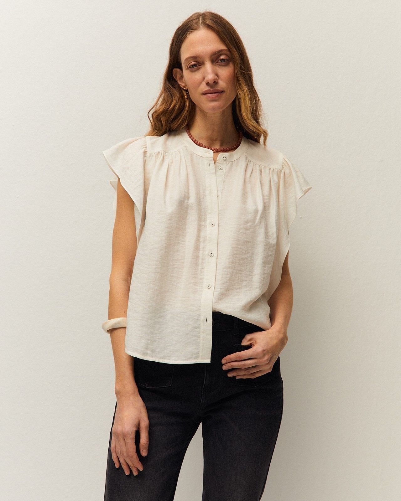 System Action - Camisa de lino de mujer de manga corta con volantes.