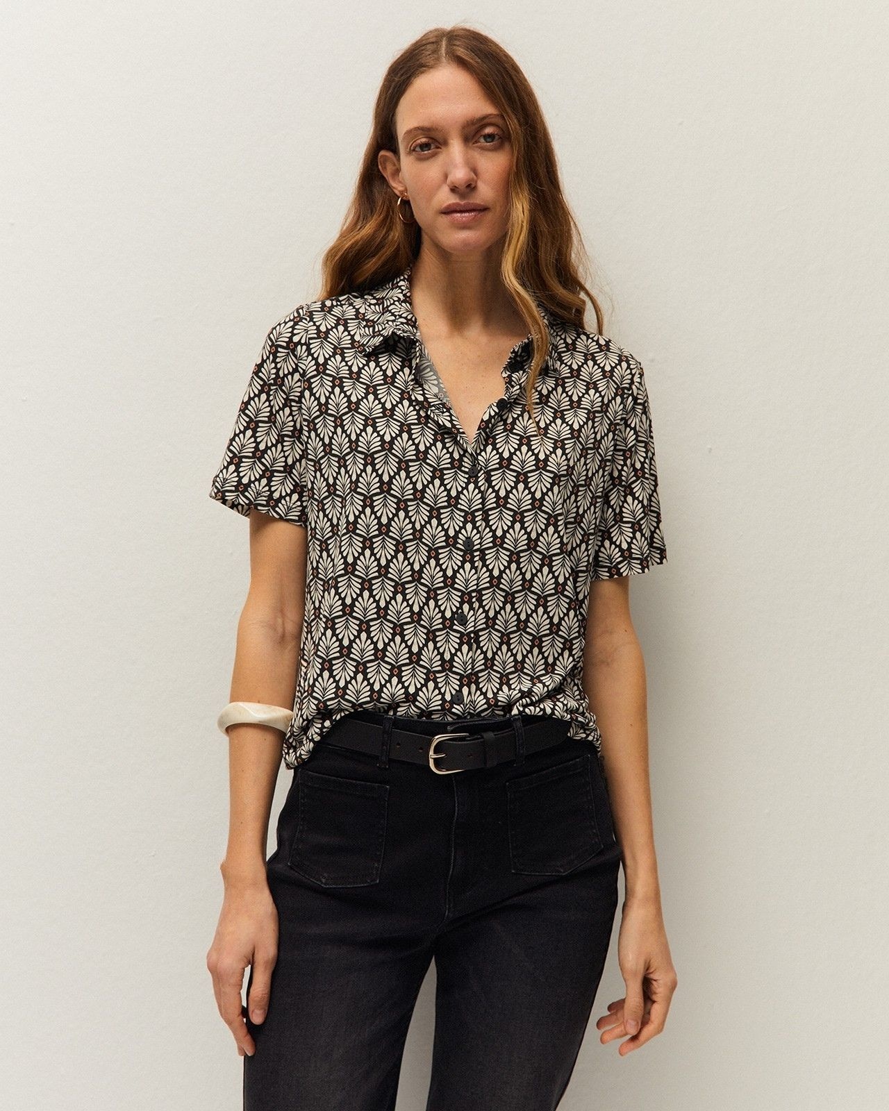 System Action - Camisa de mujer en tejido reciclado y con estampado geométrico.
