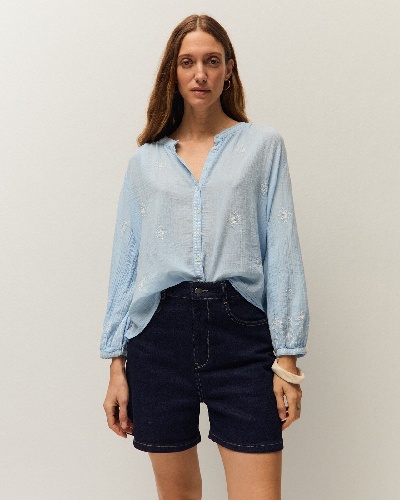 System Action - Camisa de mujer de cuello mao y con bordados.