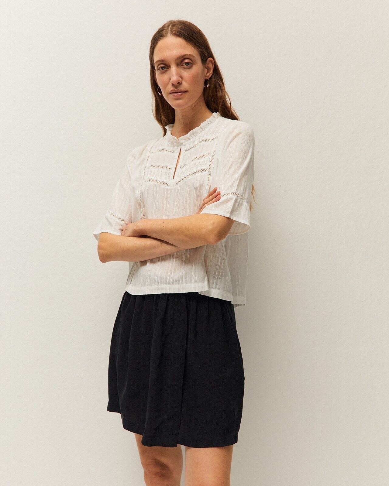System Action - Camisa de mujer con detalles de puntilla y botones.