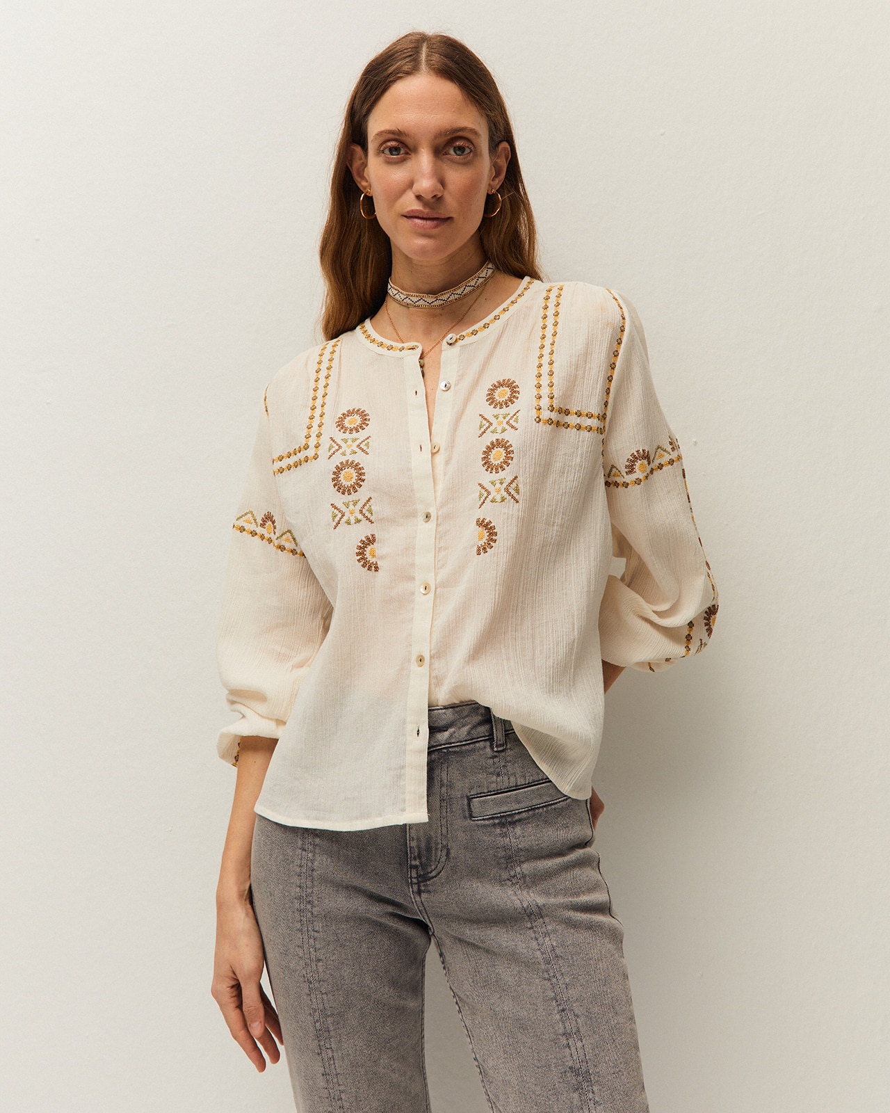 System Action - Camisa de mujer con botones y bordados a contraste.