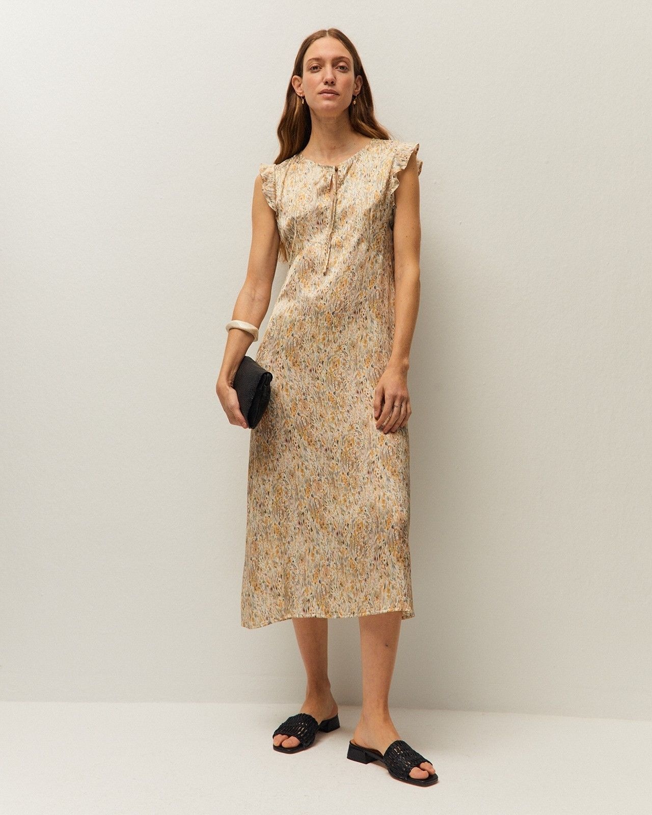 System Action - Vestido largo con estampado floral y cuello pico.