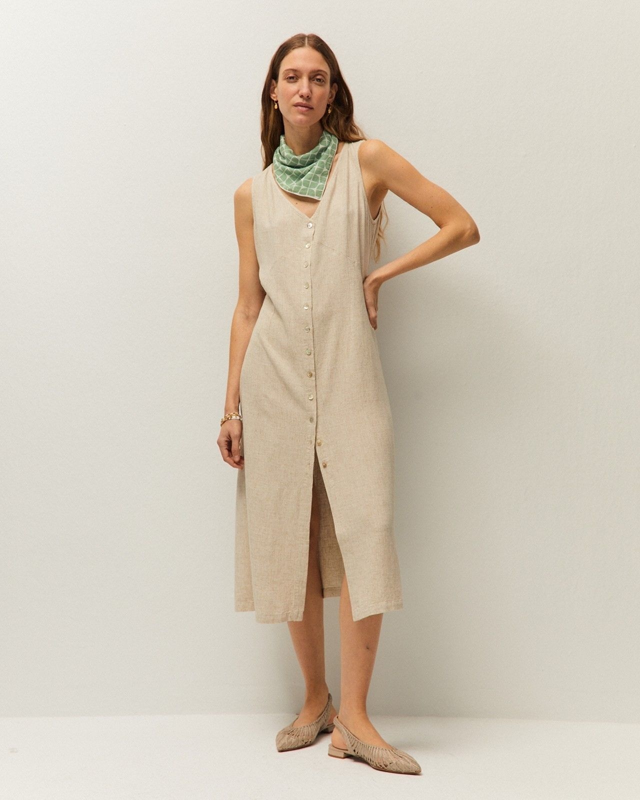 System Action - Vestido midi en lino con detalle de costura y botones.