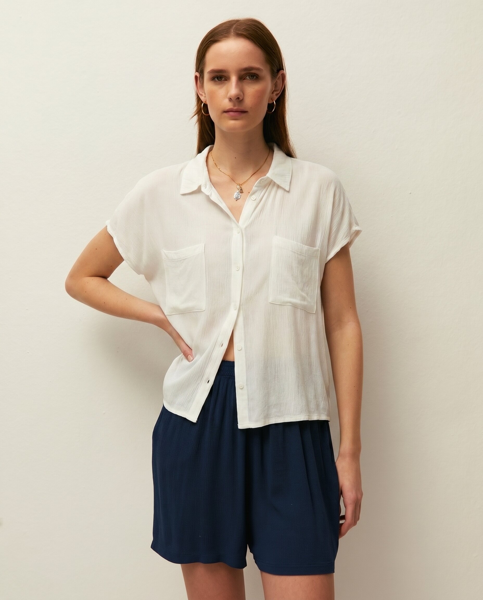 Imagen 0 de Camisa de mujer en tejido de bambula con cuello camisero y manga corta Blanco