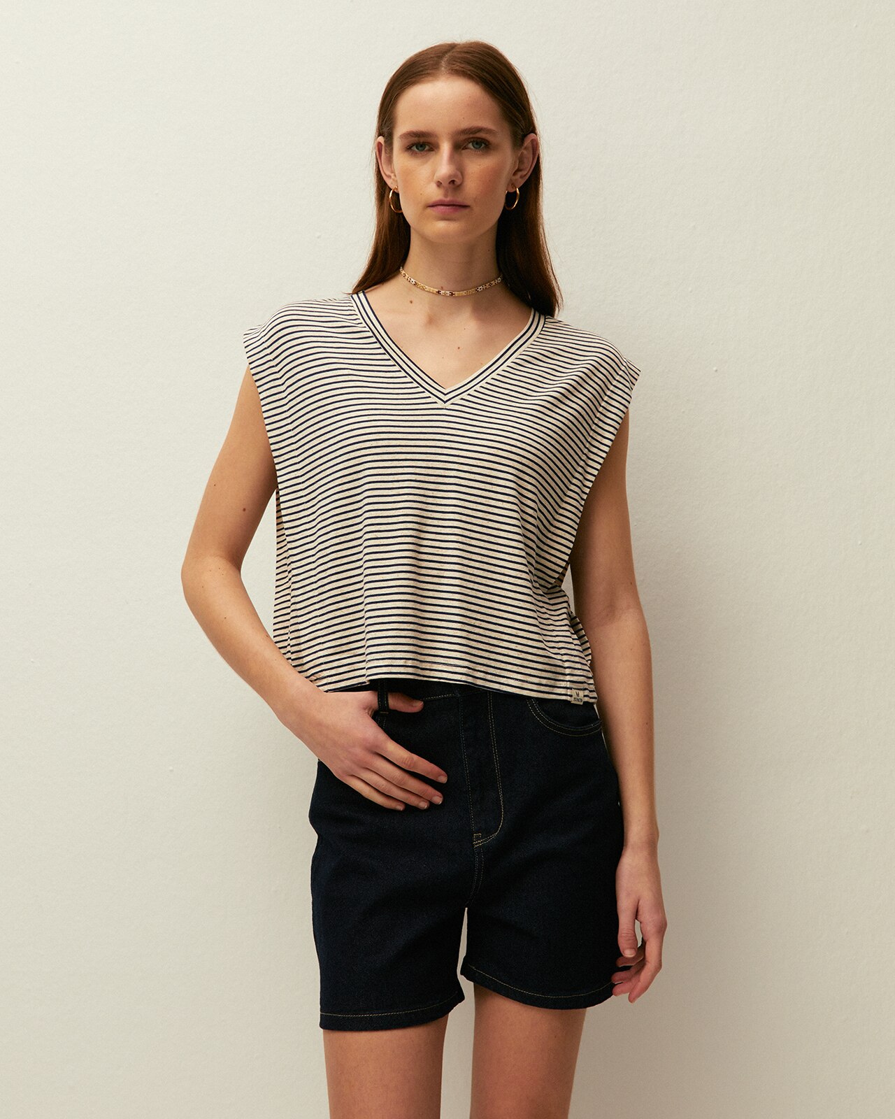 System Action - Camiseta de mujer confeccionada en tejido de rayas y con cuello pico.