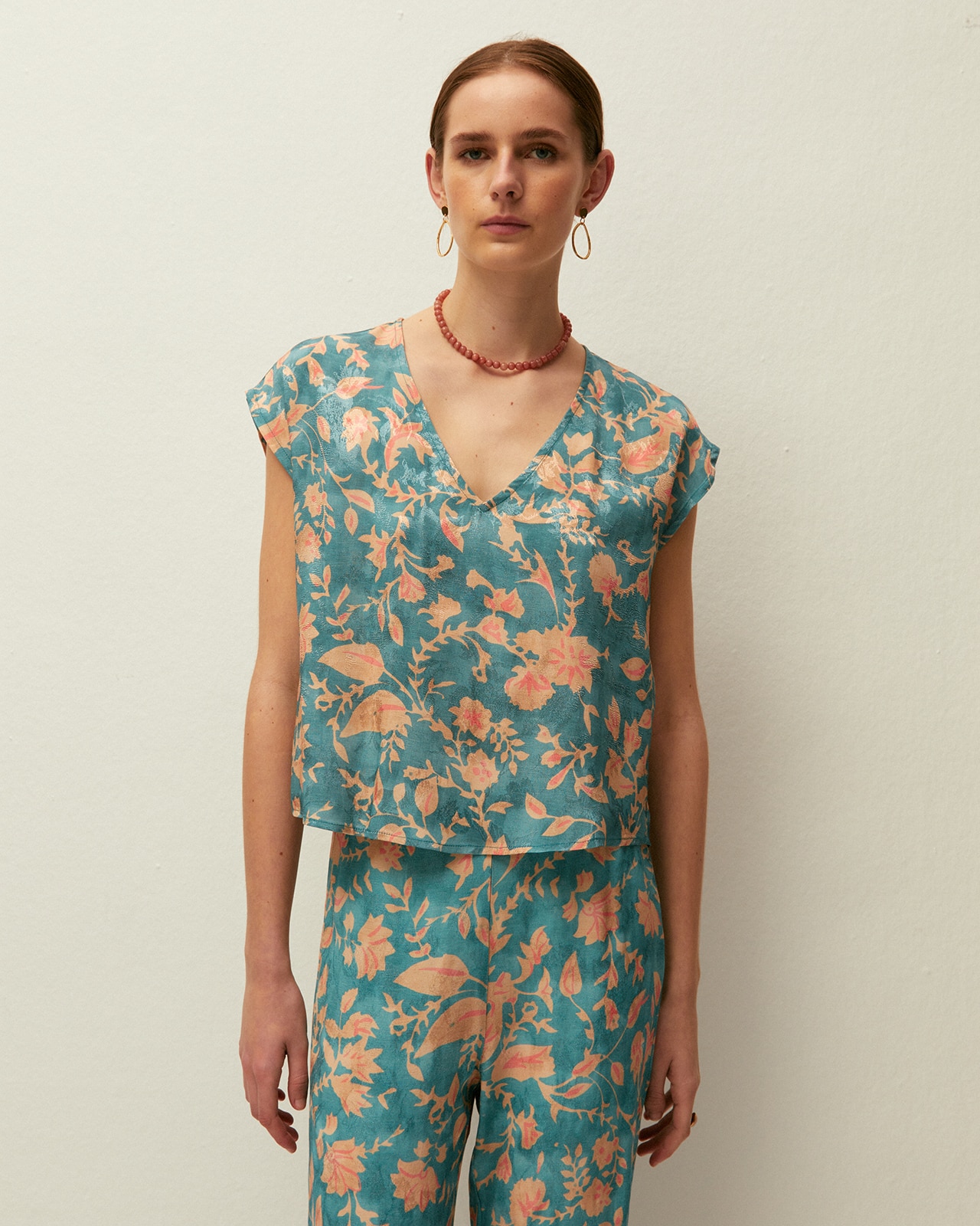 System Action - Camisa de mujer con cuello pico y manga corta, con estampado floral.