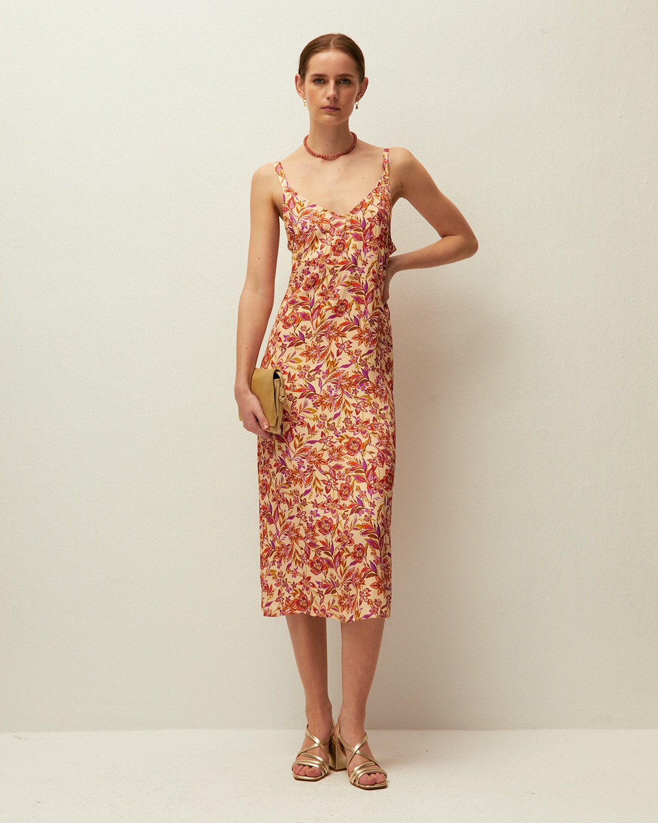 System Action - Vestido largo estampado con cuello pico y tirantes.