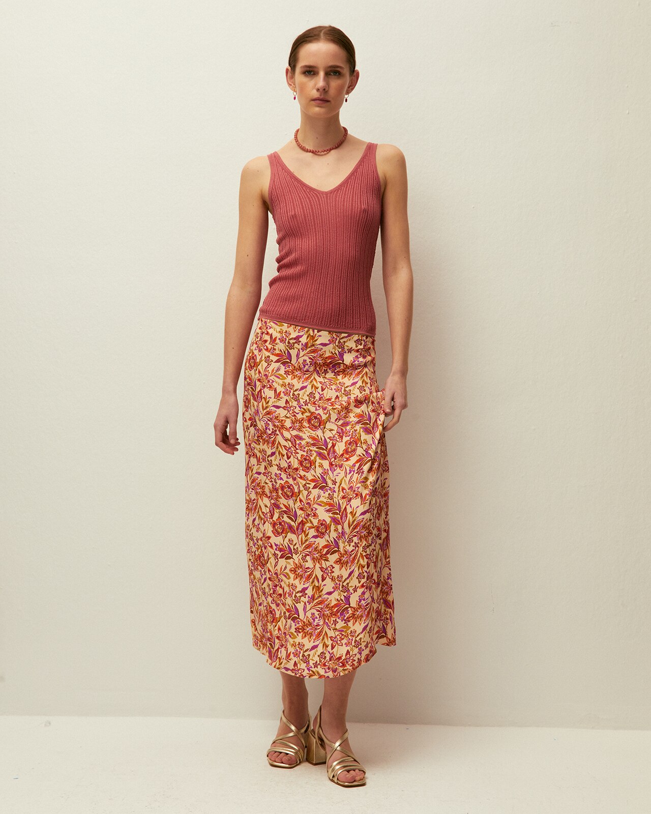 System Action - Falda larga evasé con godets y estampado floral.
