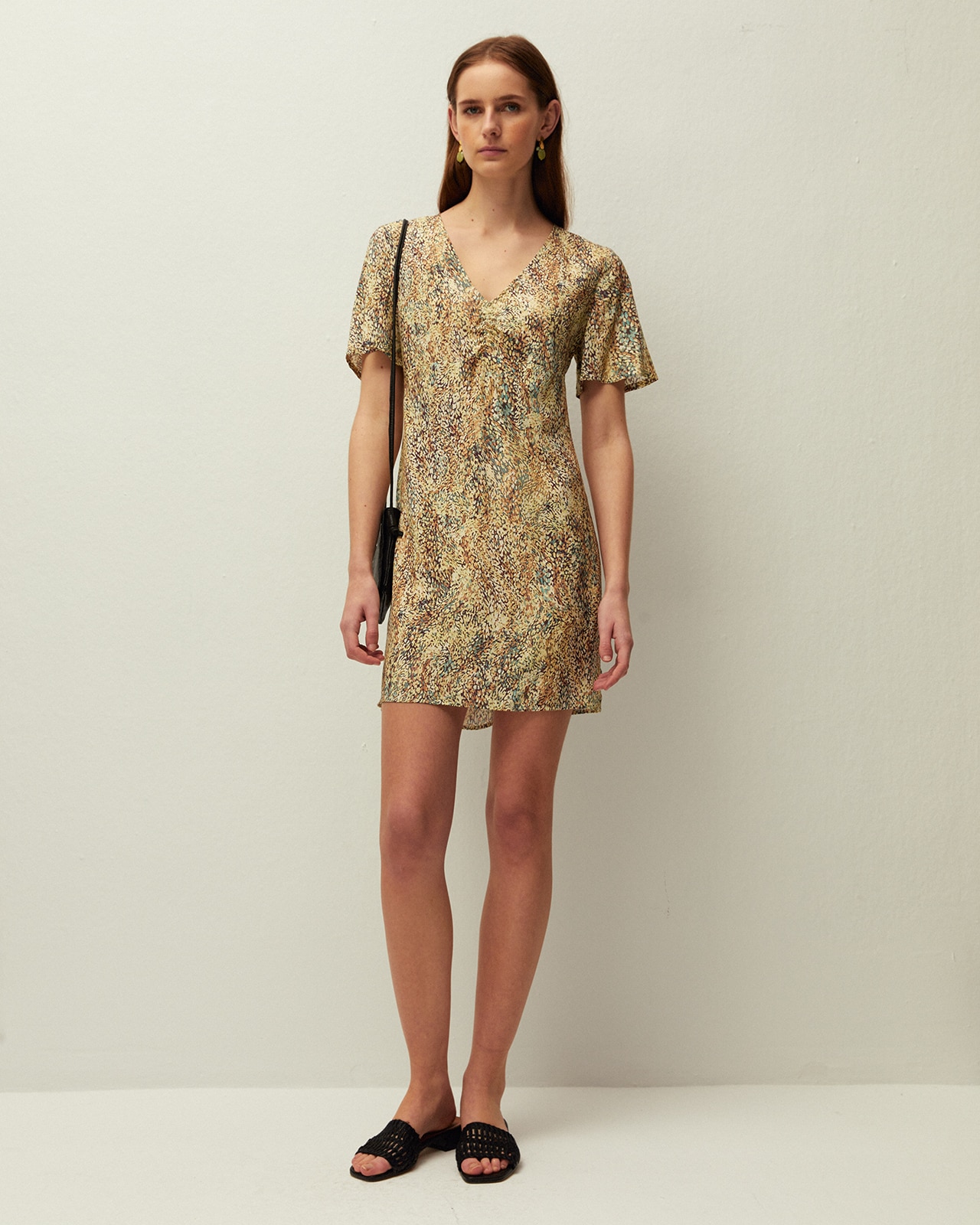 System Action - Vestido corto con detalle de costura y frunce bajo pecho.