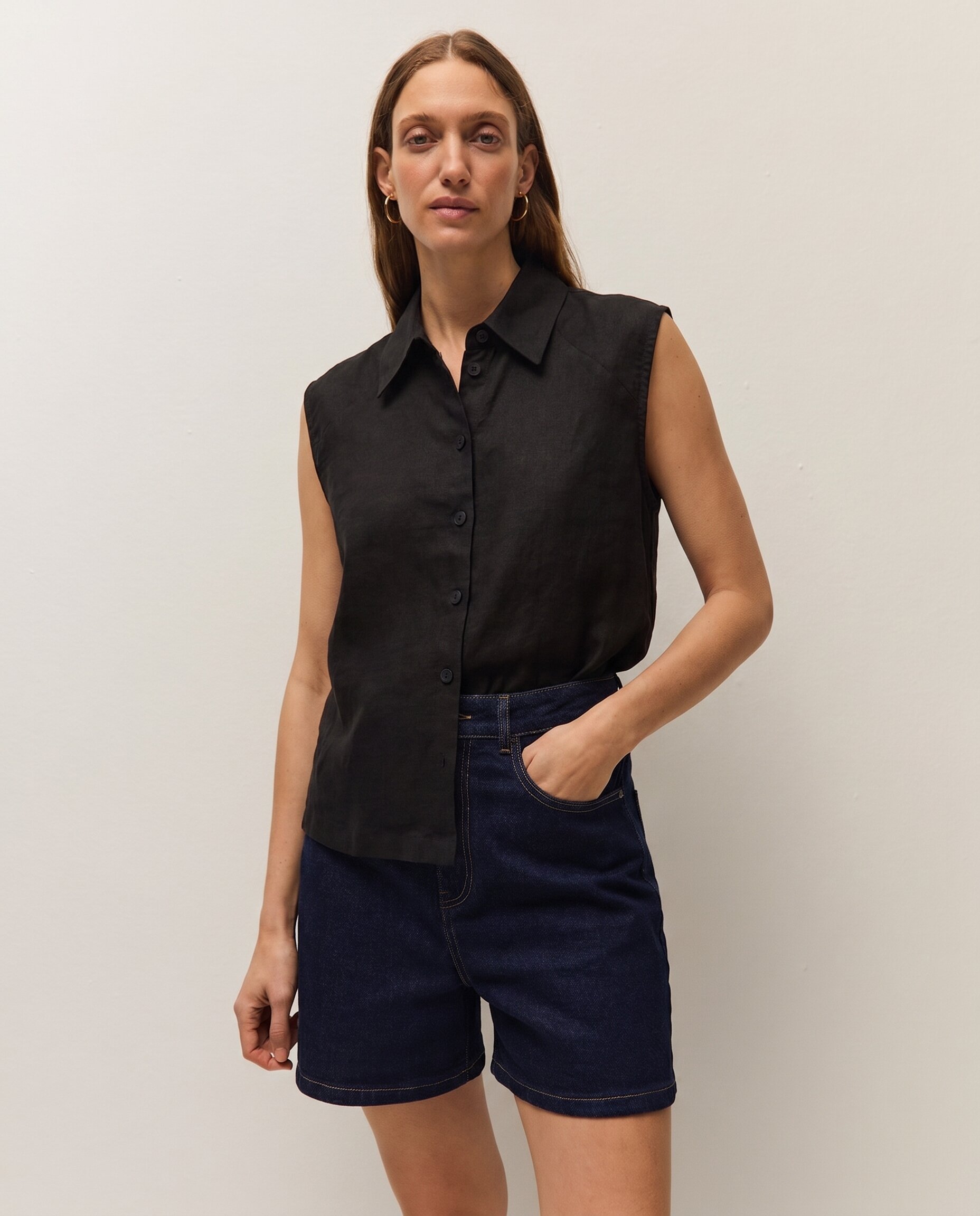 Imagen 0 de Camisa de lino de mujer con cuello camisero y manga corta Negro