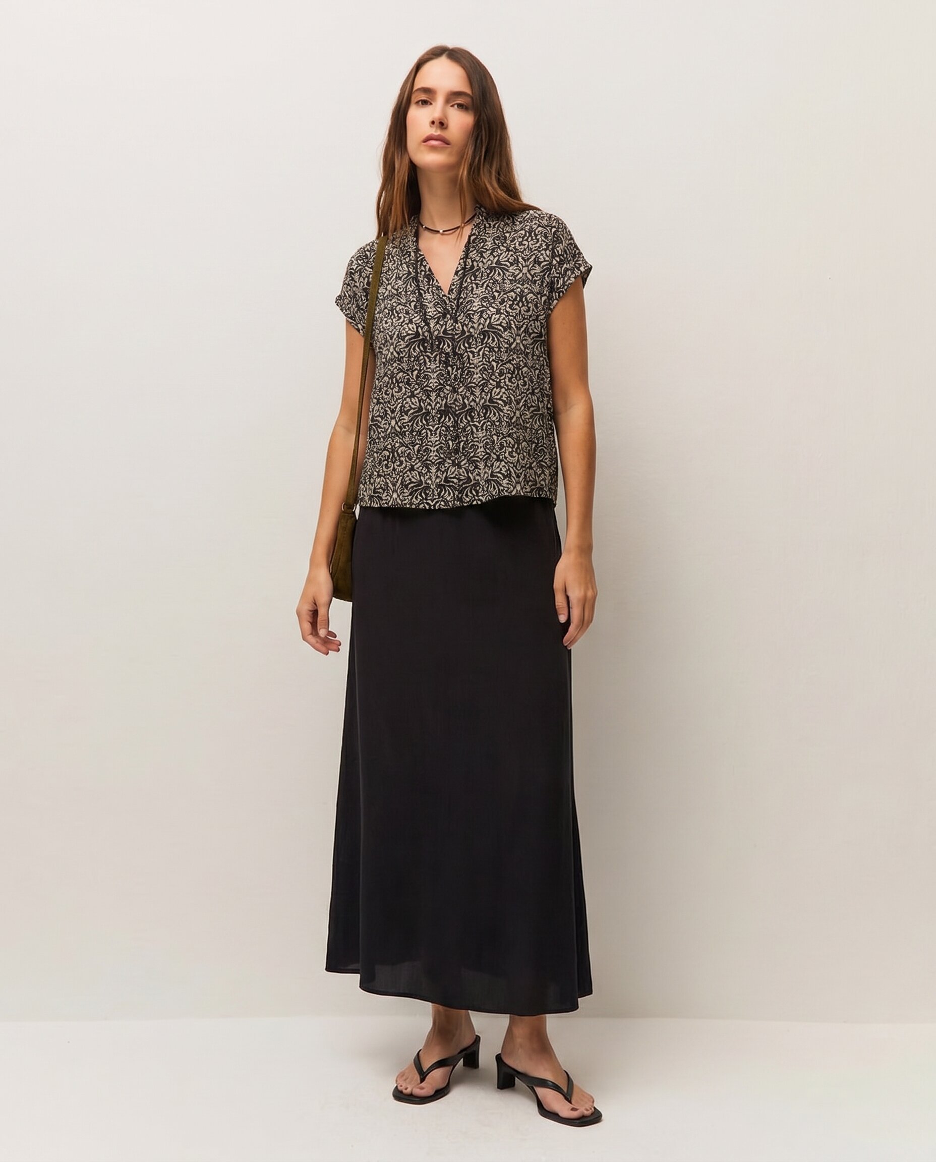 Imagen 0 de Camisa de mujer con estampado étnico y cuello mao Negro