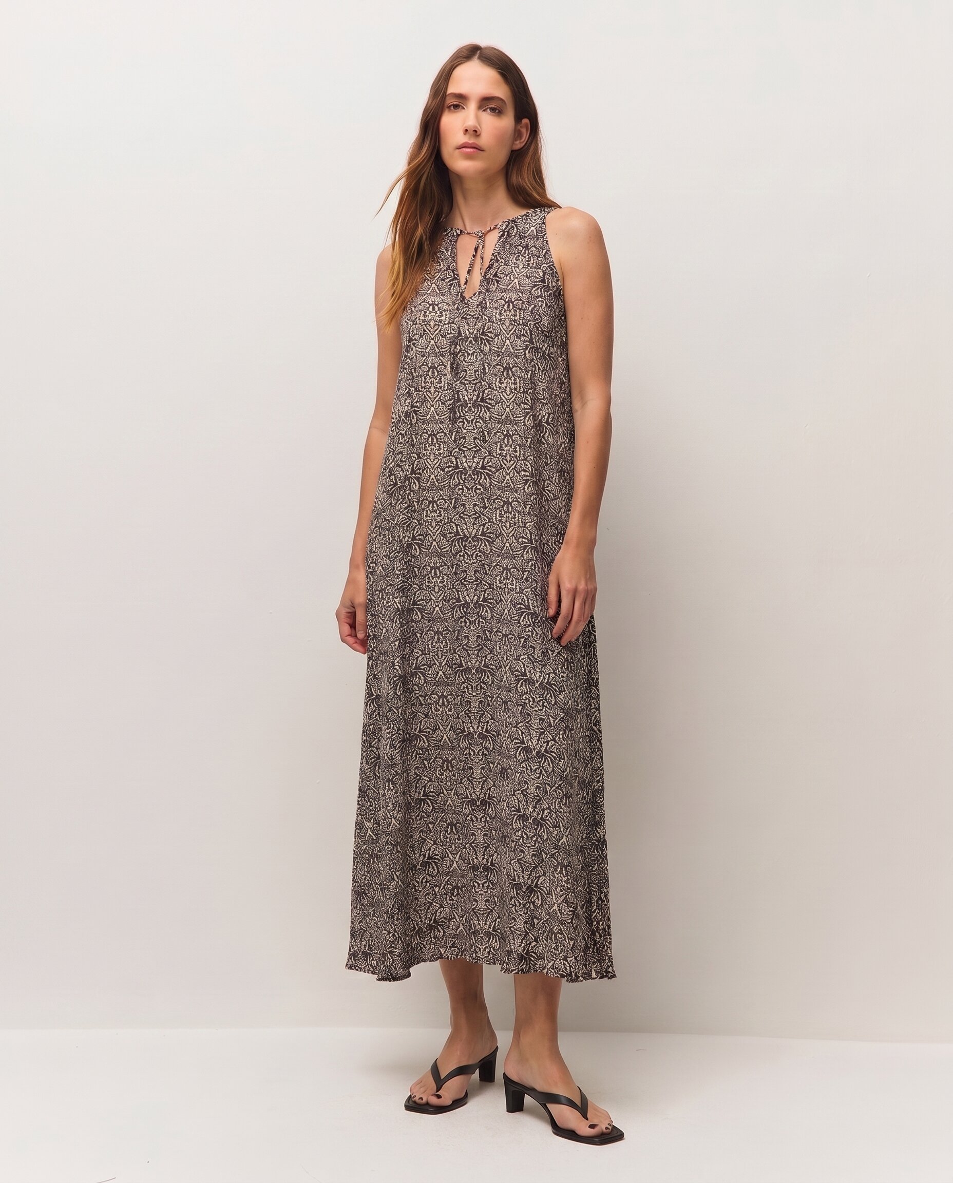 Imagen 0 de Vestido largo estampado con lurex y cuello halter Negro