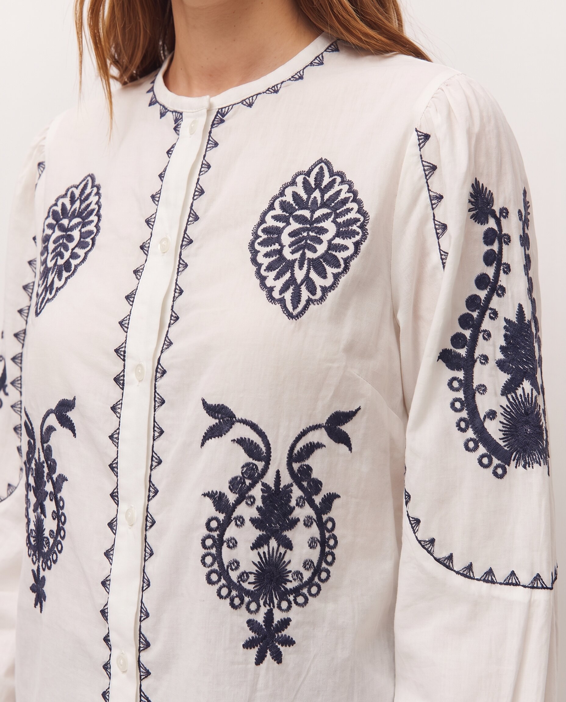 Camisa de mujer bordada bicolor de manga larga con goma - System Action - Crudo Crudo-3