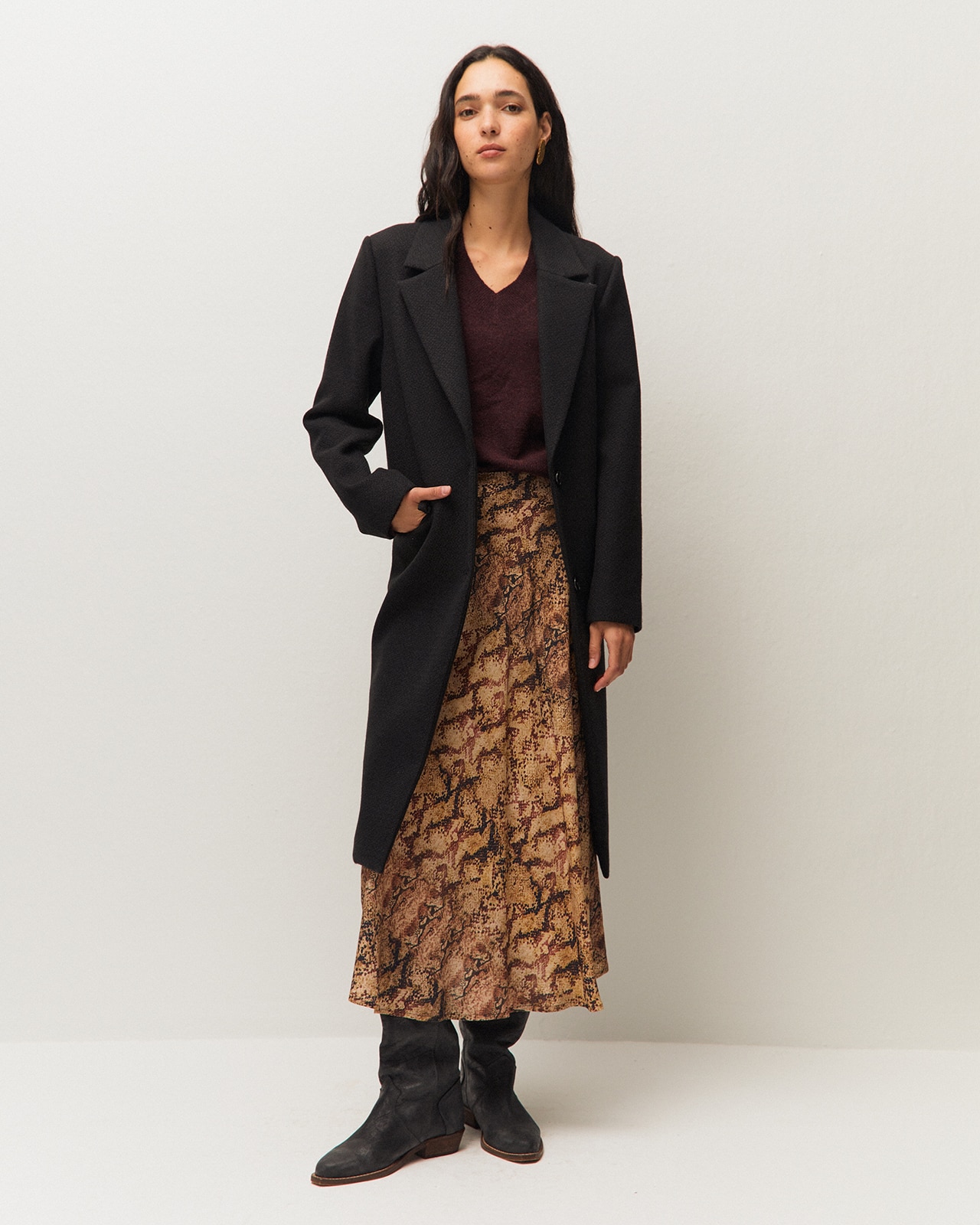 Abrigo básico de mujer con cuello solapa y bolsillos con tapeta - System Action - Negro Negro-1