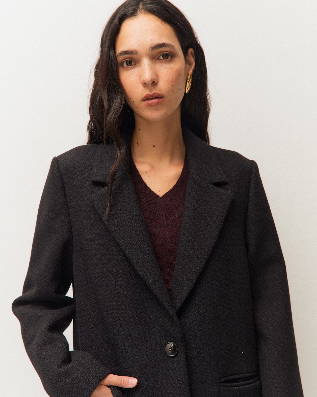 Abrigo básico de mujer con cuello solapa y bolsillos con tapeta - System Action - Negro Negro-4