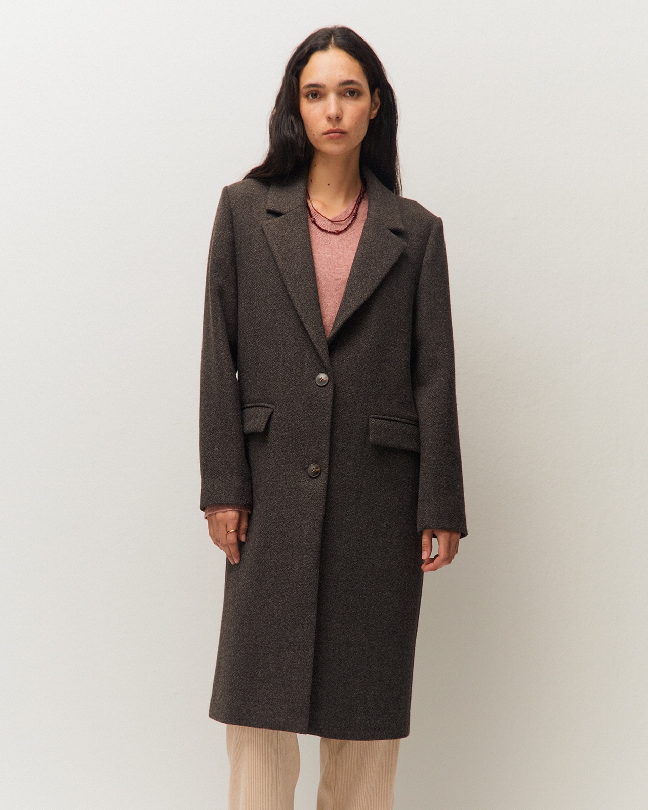 Abrigo básico de mujer con cuello solapa y bolsillos con tapeta - System Action - Gris Gris-2