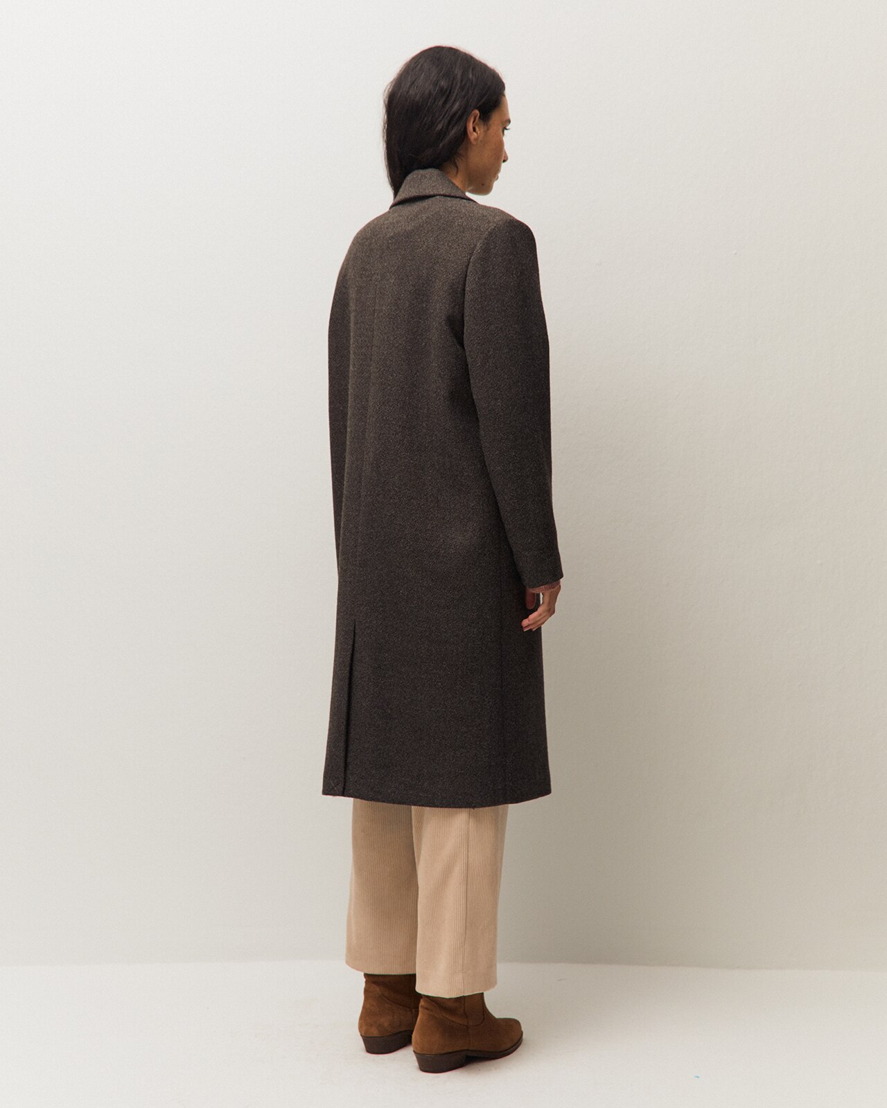 Abrigo básico de mujer con cuello solapa y bolsillos con tapeta - System Action - Gris Gris-3