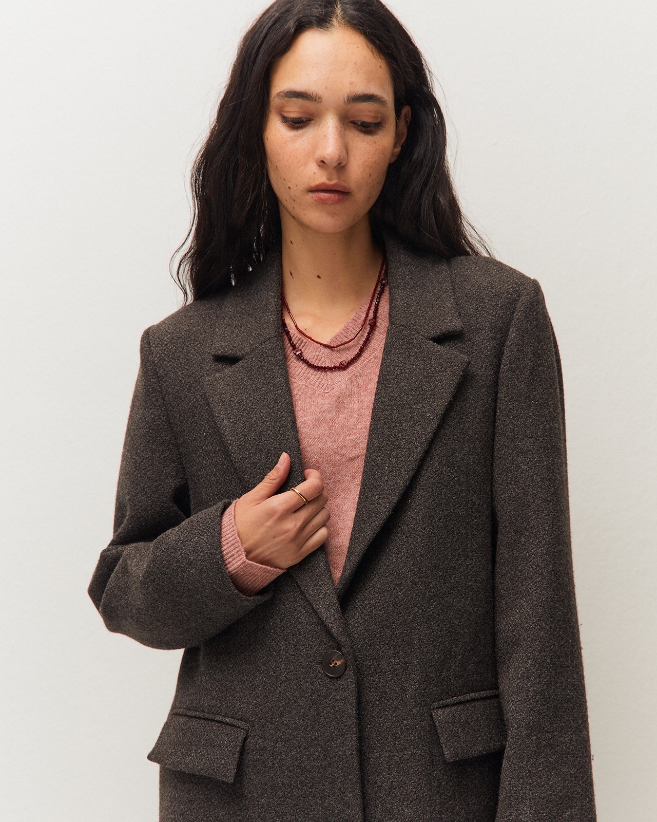 Abrigo básico de mujer con cuello solapa y bolsillos con tapeta - System Action - Gris Gris-4