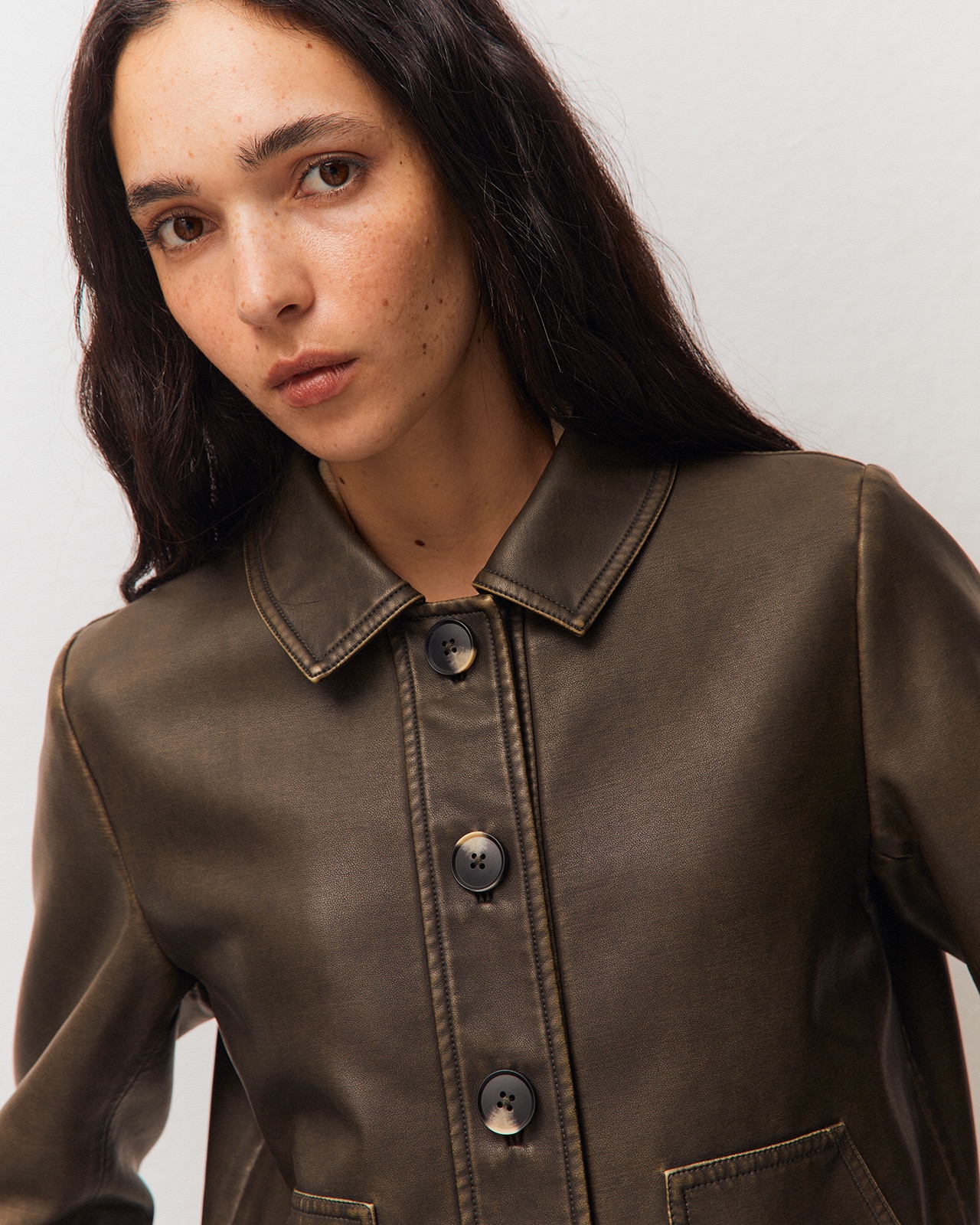 Cazadora de mujer con efecto piel y escote camisero con botones - System Action - Verde Verde-4