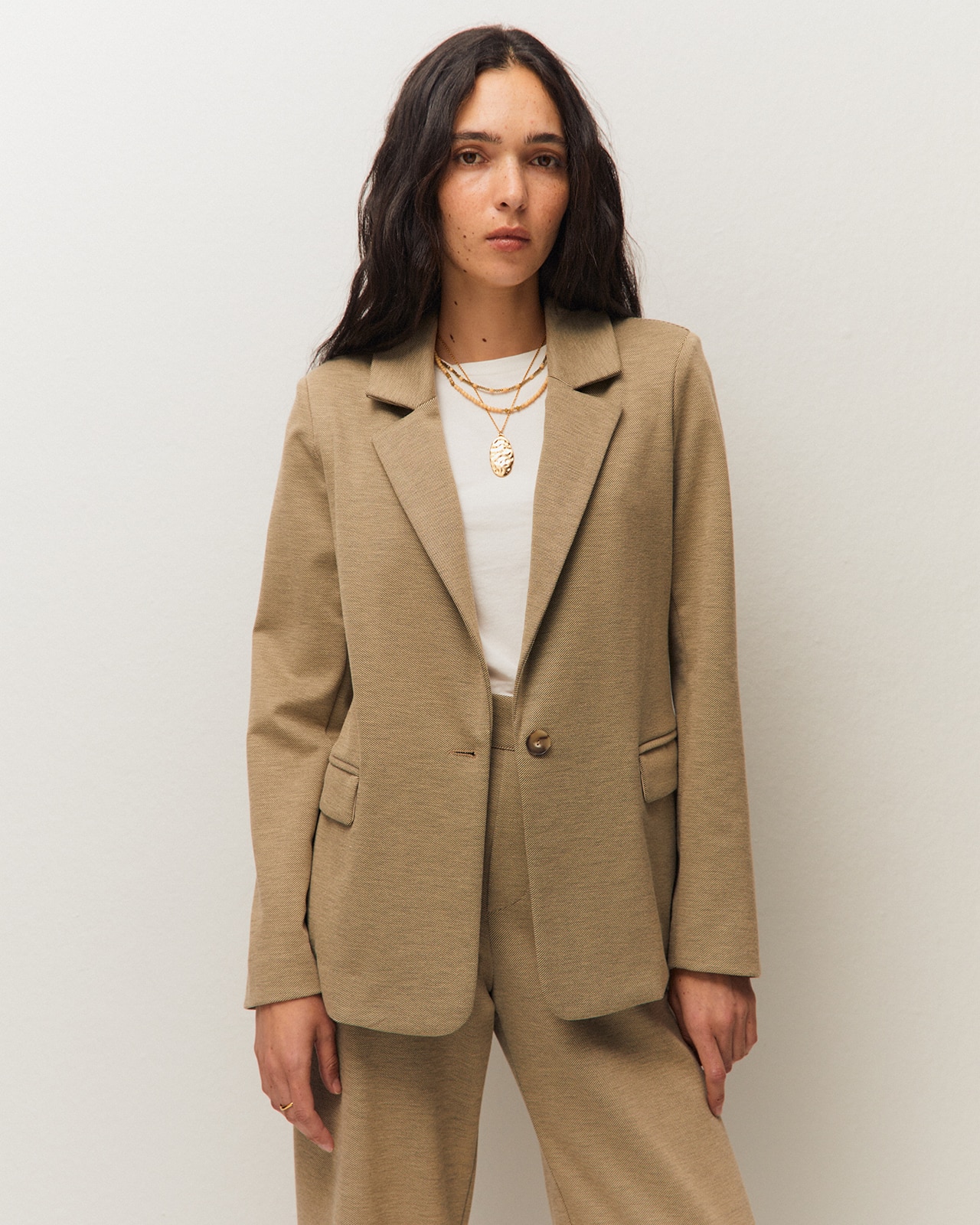 Americana confort de mujer con cuello solapa y bolsillos con tapeta - System Action - Beige Beige-2