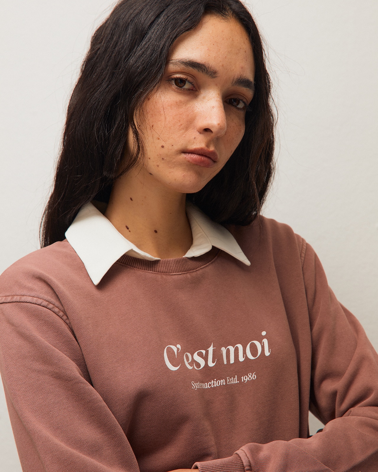 Sudadera de mujer con cuello redondo y estampado posicional delantero - System Action - Rosa Rosa-4