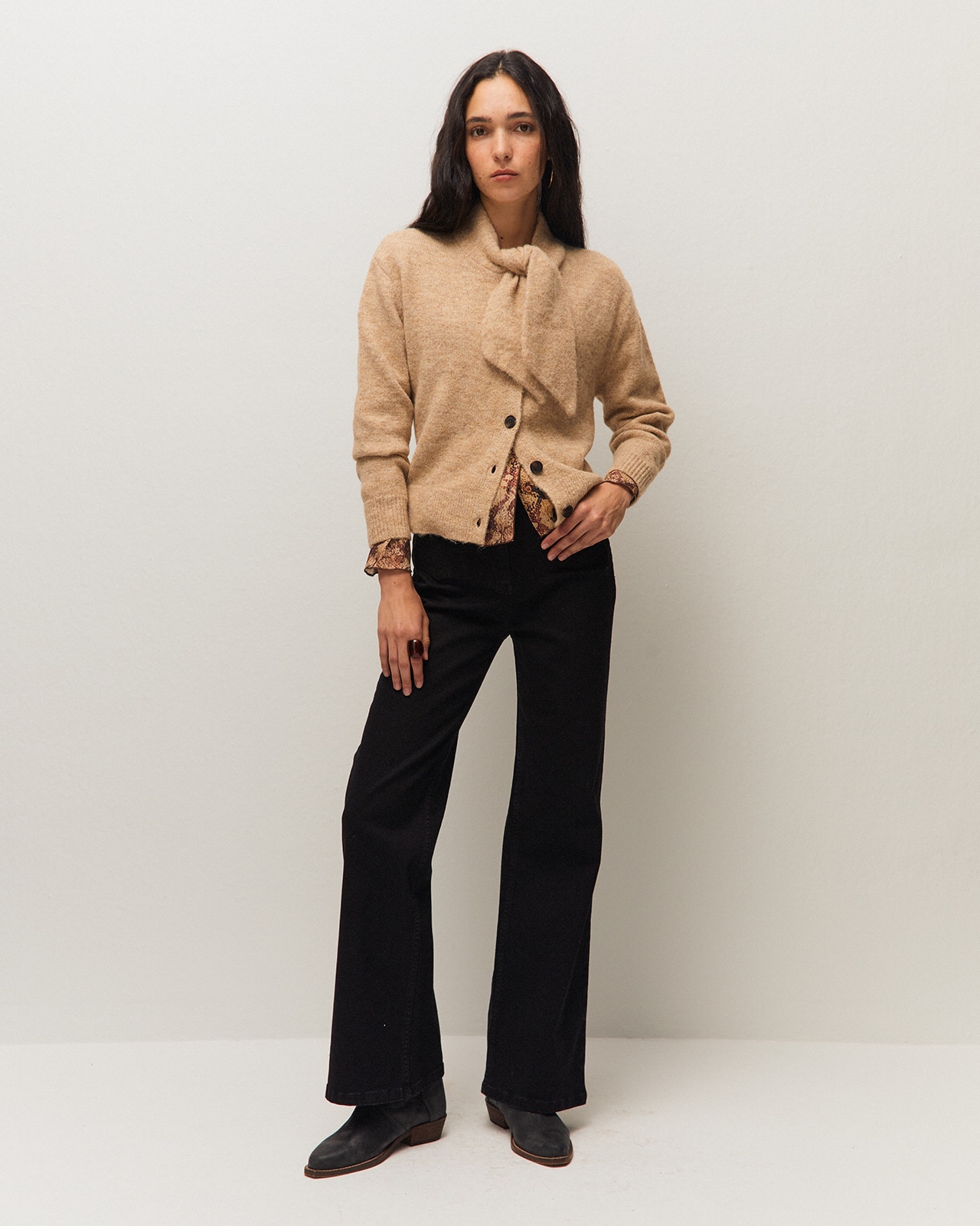 Cárdigan de mujer con lazada en el escote y manga larga - System Action - Beige Beige-1