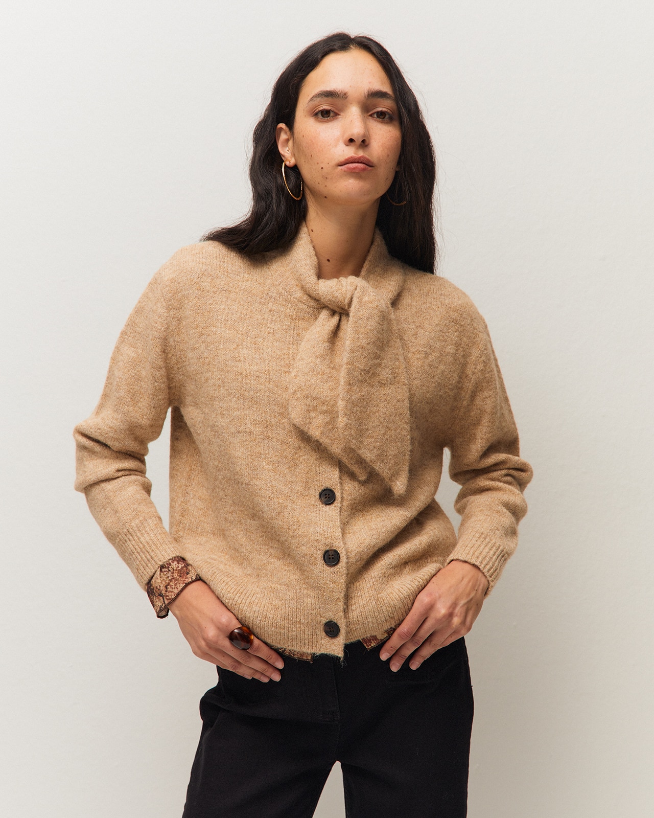 Cárdigan de mujer con lazada en el escote y manga larga - System Action - Beige Beige-2