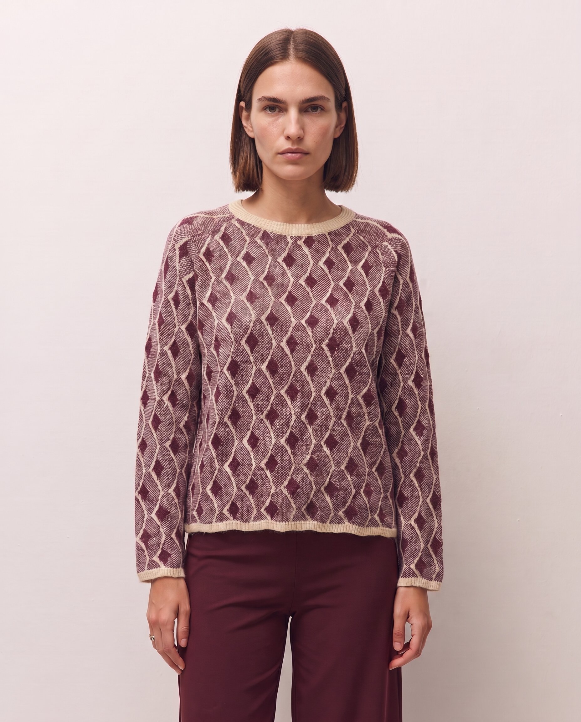 Imagen 0 de Jersey de mujer con jacquard geométricoy escote redondo Granate