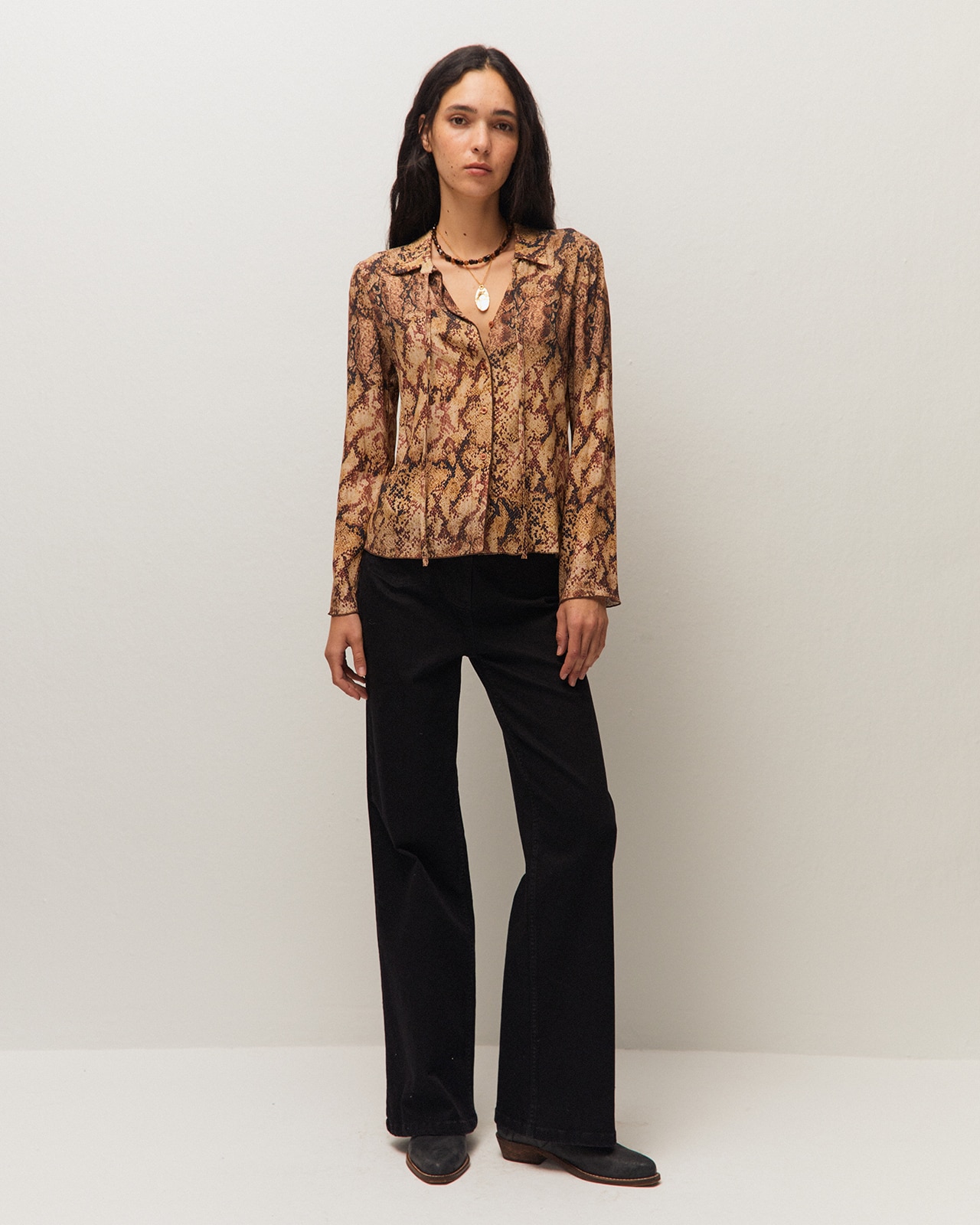 Camisa de mujer con estampado de serpiente y cuello camisero con lazo - System Action - Multicolor Multicolor-1
