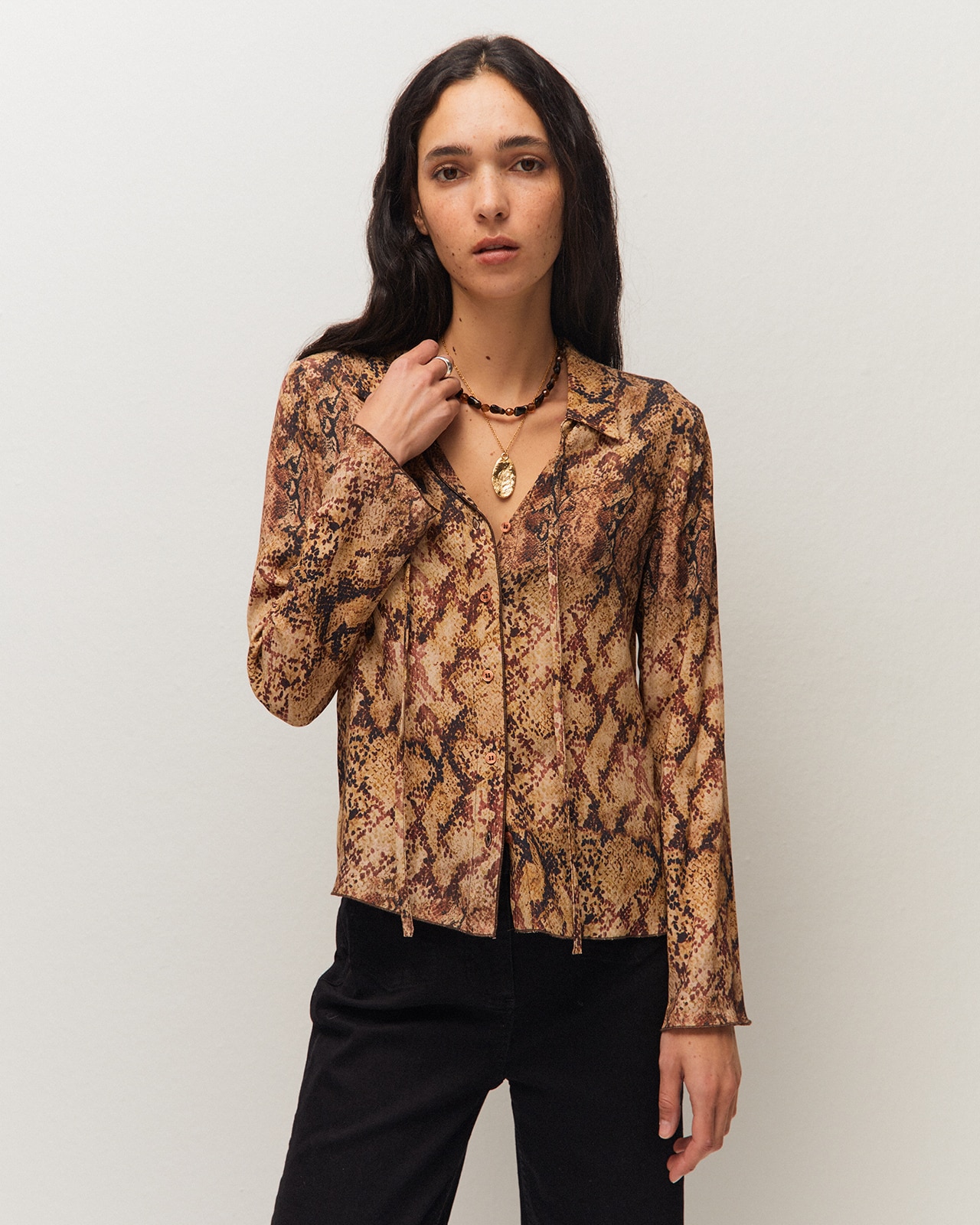 Camisa de mujer con estampado de serpiente y cuello camisero con lazo - System Action - Multicolor Multicolor-2