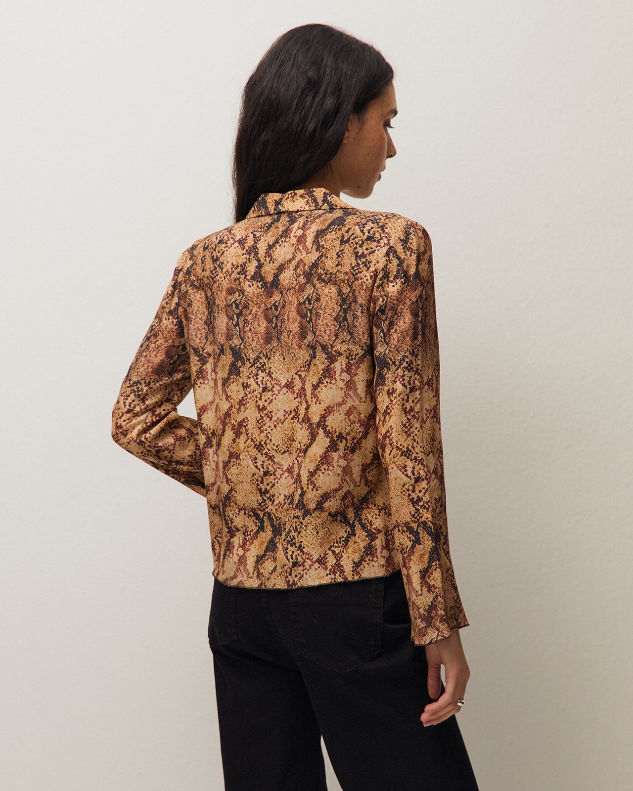 Camisa de mujer con estampado de serpiente y cuello camisero con lazo - System Action - Multicolor Multicolor-3