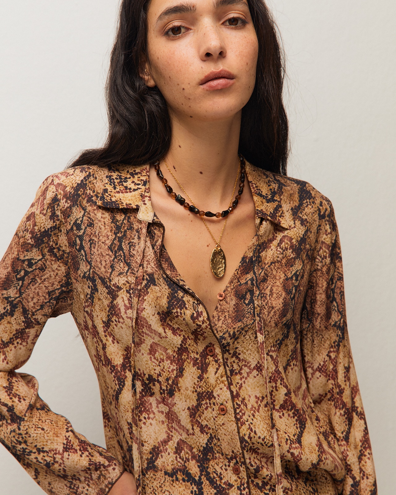 Camisa de mujer con estampado de serpiente y cuello camisero con lazo - System Action - Multicolor Multicolor-4