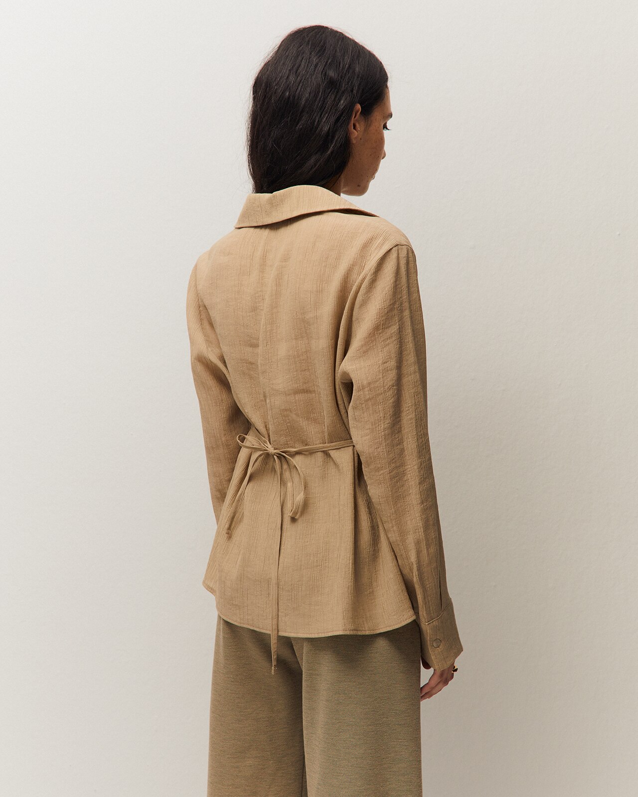 Camisa larga de mujer con cinturón y cuello camisero - System Action - Verde claro Verde claro-3