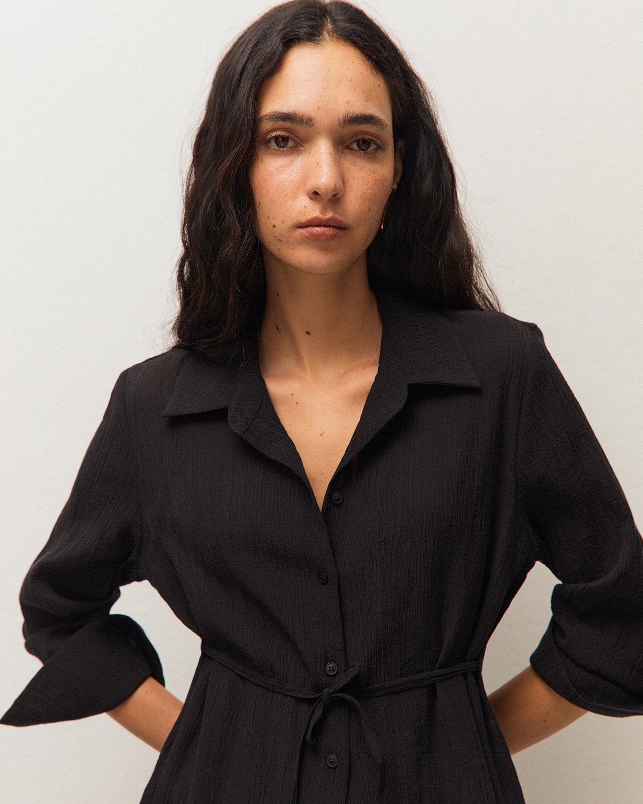 Camisa larga de mujer con cinturón y cuello camisero - System Action - Negro Negro-4