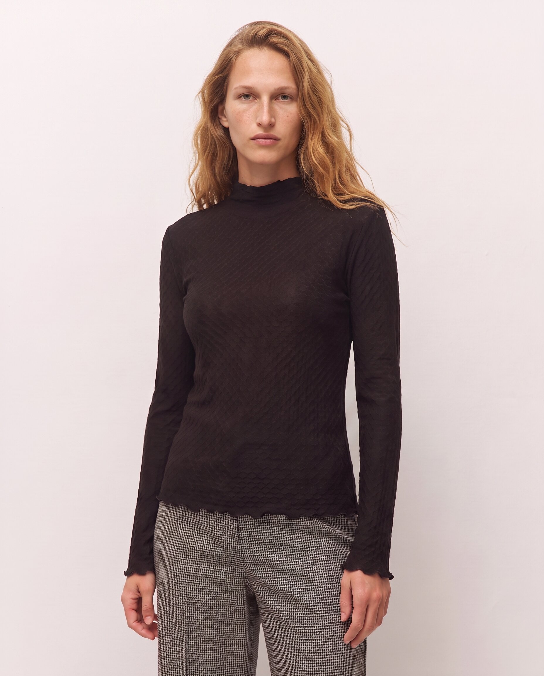 Imagen 0 de Camiseta de mujer con cuello perkins y tejido de estructura Negro