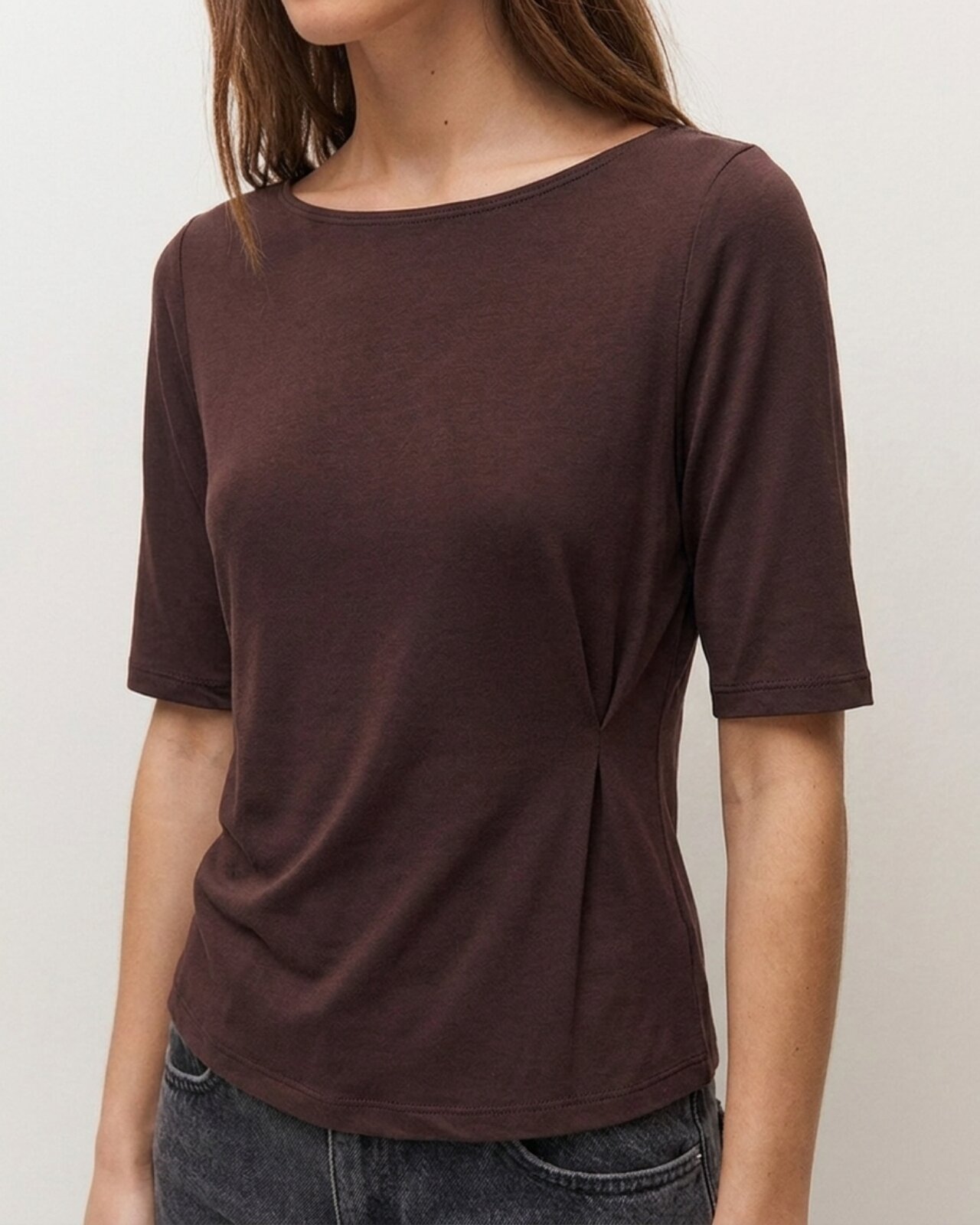 Camiseta de mujer de manga corta con detalle de pliegue en el delantero - System Action - Marrón Marrón-4
