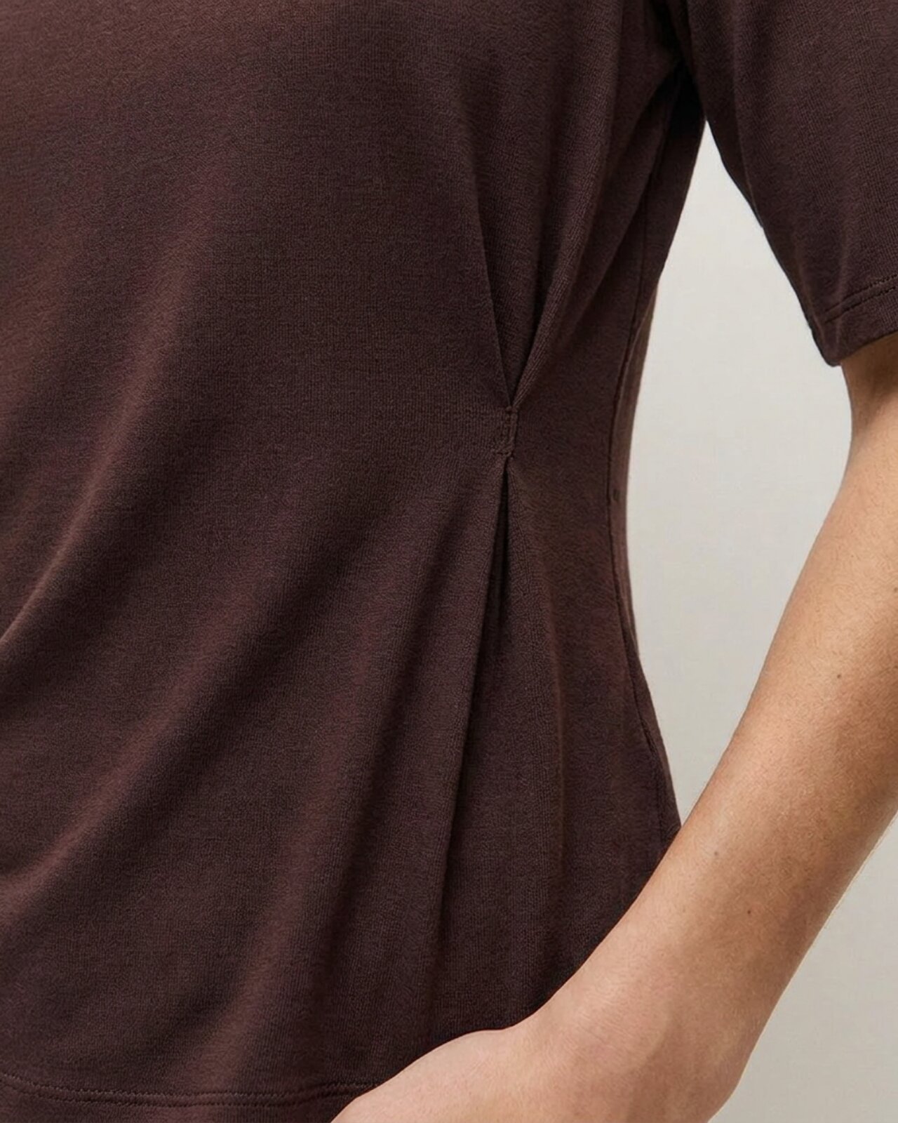 Camiseta de mujer de manga corta con detalle de pliegue en el delantero - System Action - Marrón Marrón-5