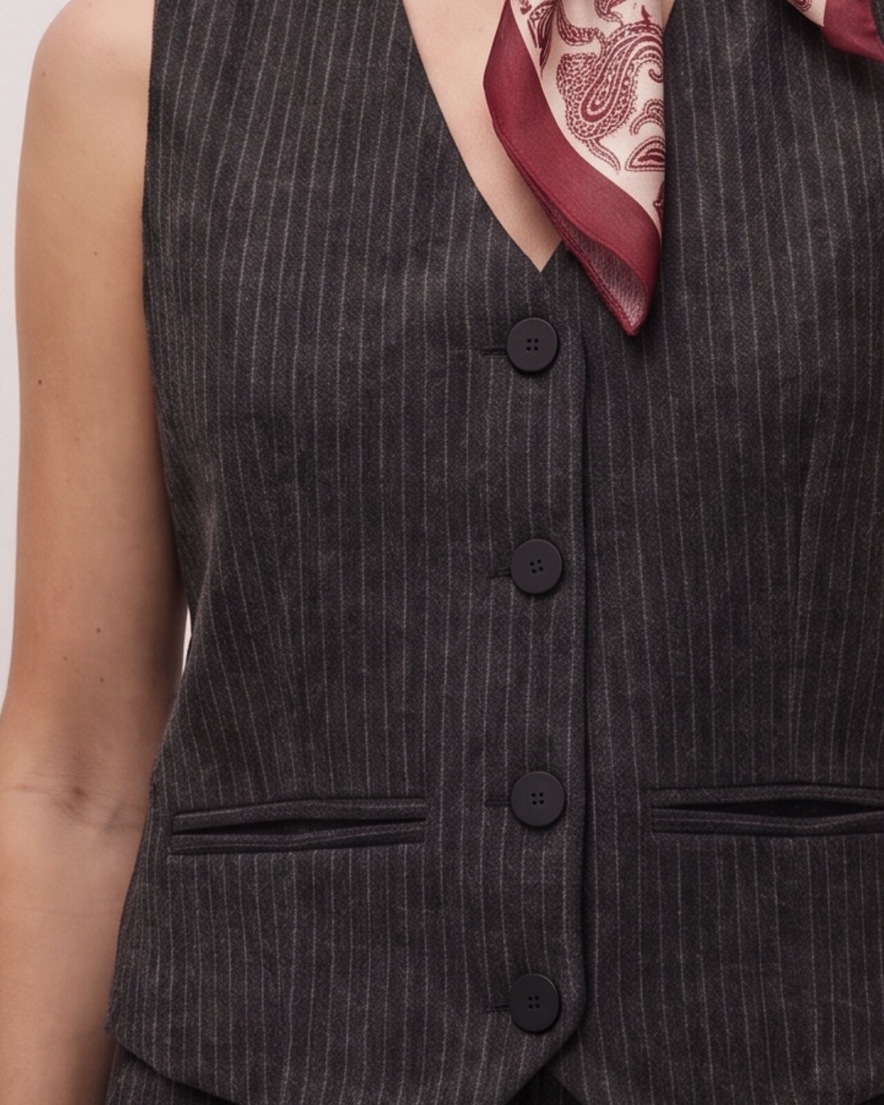 Chaleco de mujer con raya diplomática y pinzas en el delantero - System Action - Gris Gris-5