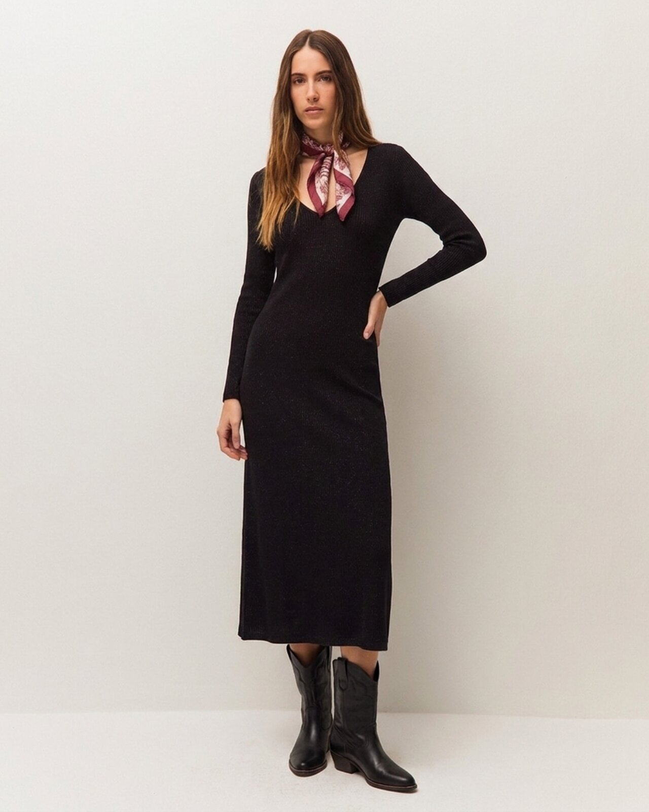 Vestido midi de canalé con cuello pico y manga larga - System Action - Negro Negro-1