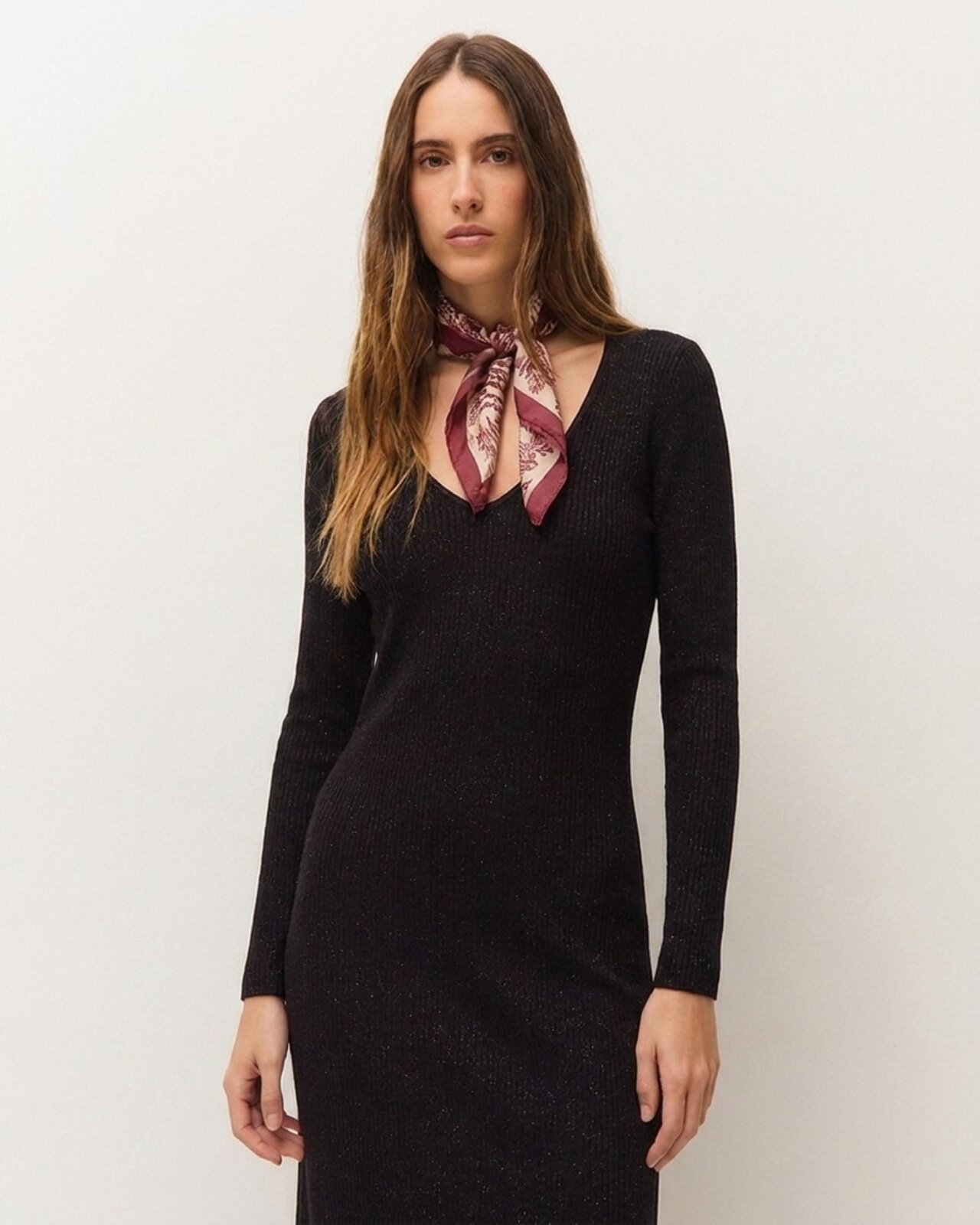Vestido midi de canalé con cuello pico y manga larga - System Action - Negro Negro-2