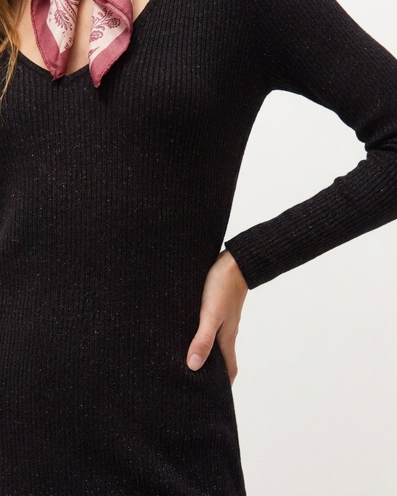 Vestido midi de canalé con cuello pico y manga larga - System Action - Negro Negro-5